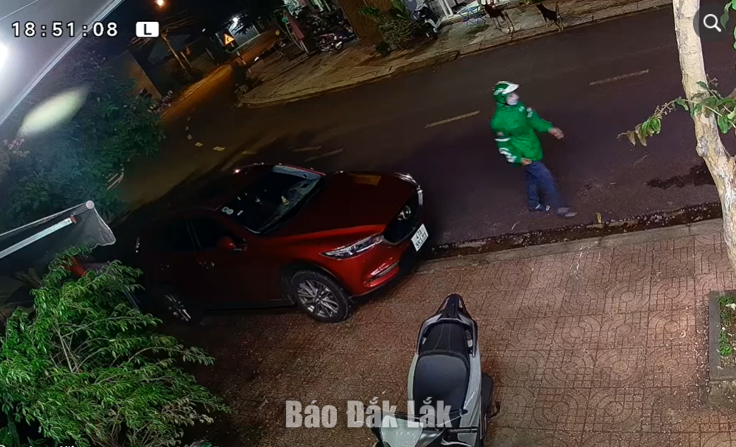 Điều tra vụ người đàn ông bị bắn tử vong ở phường Buôn Ma Thuột 2 nghi phạm màu xanh lá có in chữ “Grab”. Ảnh cắt từ camera an ninh.