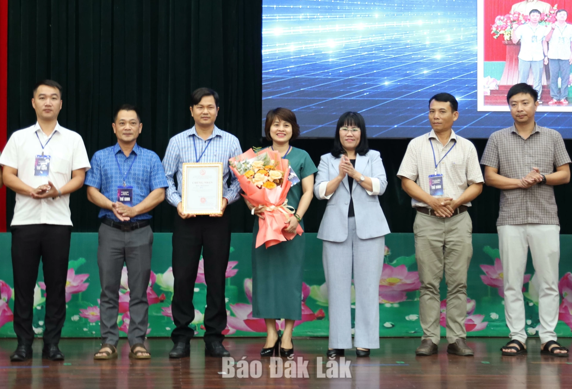 Tăng cường năng lực bảo đảm an ninh mạng gắn với chuyển đổi số 6 Đội thi đoạt giải Nhà được tặng hoa và chứng nhận.
