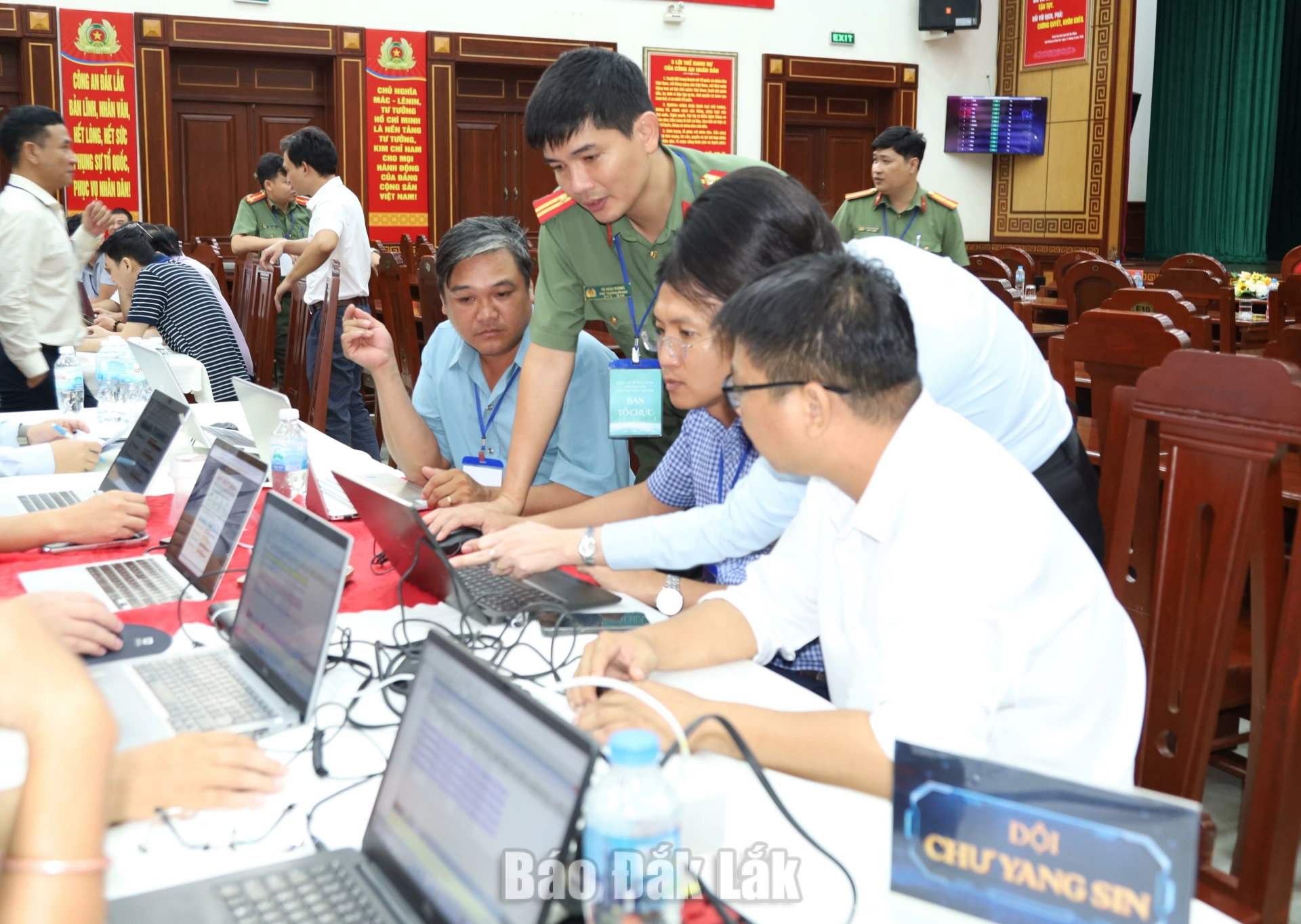 Tăng cường năng lực bảo đảm an ninh mạng gắn với chuyển đổi số 4 Thành viên Ban giám khảo kiểm tra kết quả của đội thi.