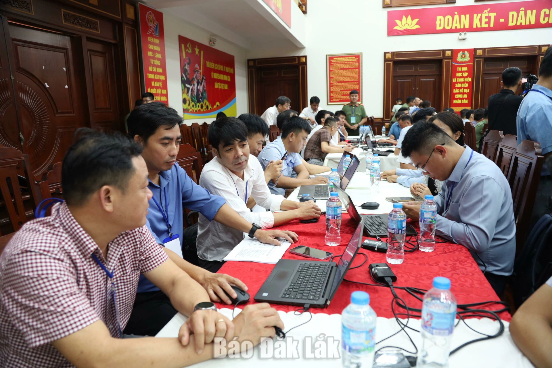 Tăng cường năng lực bảo đảm an ninh mạng gắn với chuyển đổi số 3 Các thành viên đội thi hăng say tham gia phần thi.
