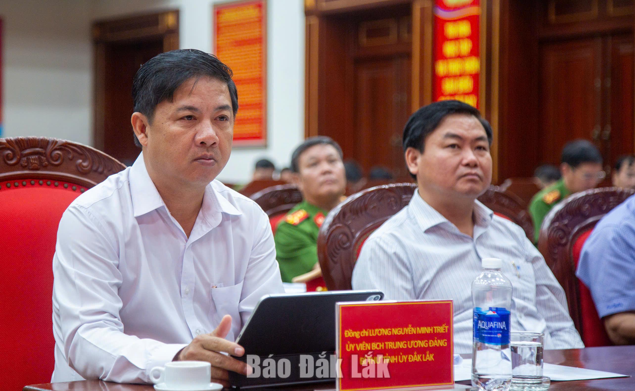 Công an Đắk Lắk: Triển khai đồng bộ các giải pháp bảo đảm an ninh, trật tự, phục vụ hiệu quả nhiệm vụ phát triển kinh tế - xã hội 1 đồng chí: Lương Nguyễn Minh Triết, Ủy viên Trung ương Đảng, Bí thư Tỉnh ủy, Trưởng Đoàn đại biểu Quốc hội tỉnh dự hội nghị.