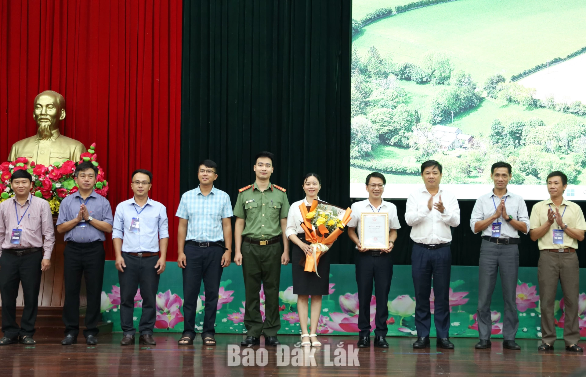 Tăng cường năng lực bảo đảm an ninh mạng gắn với chuyển đổi số 5 Đội thi đoạt giải Nhất được tặng hoa và giấy chúng nhận.