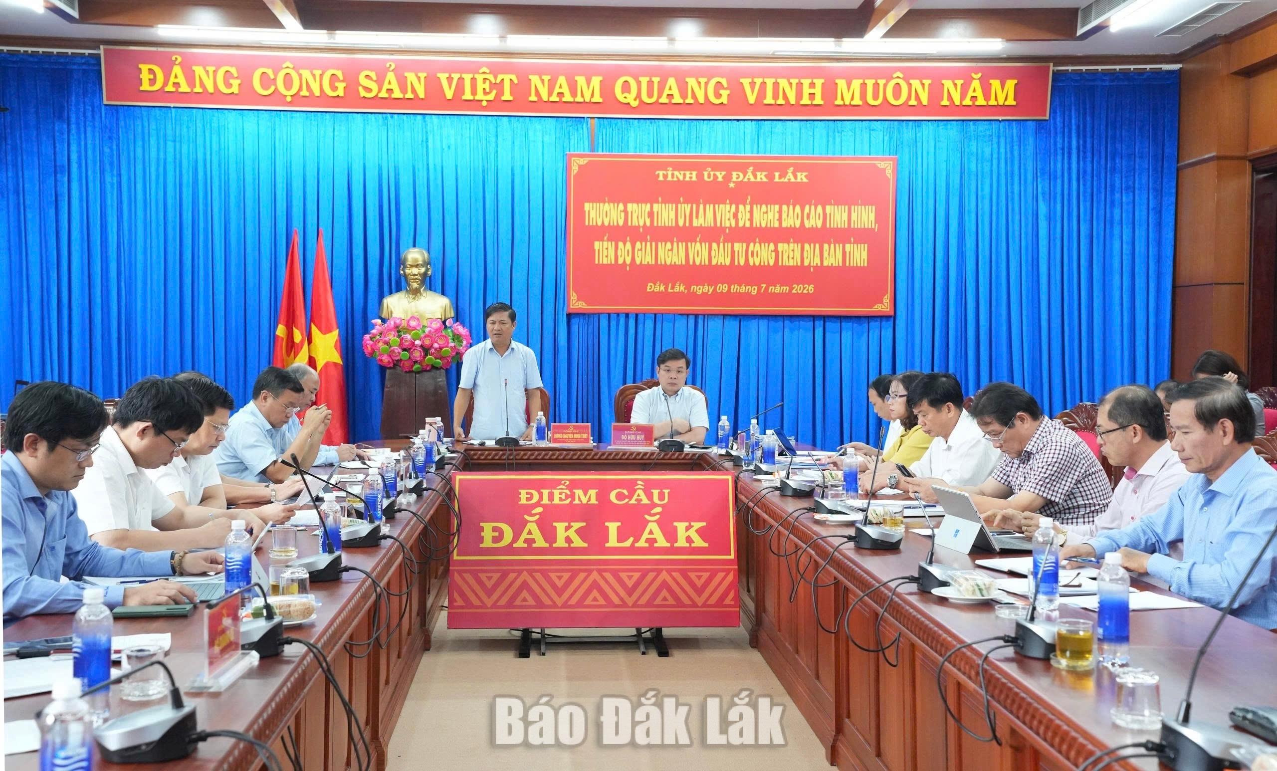 Quang cảnh cuộc họp.