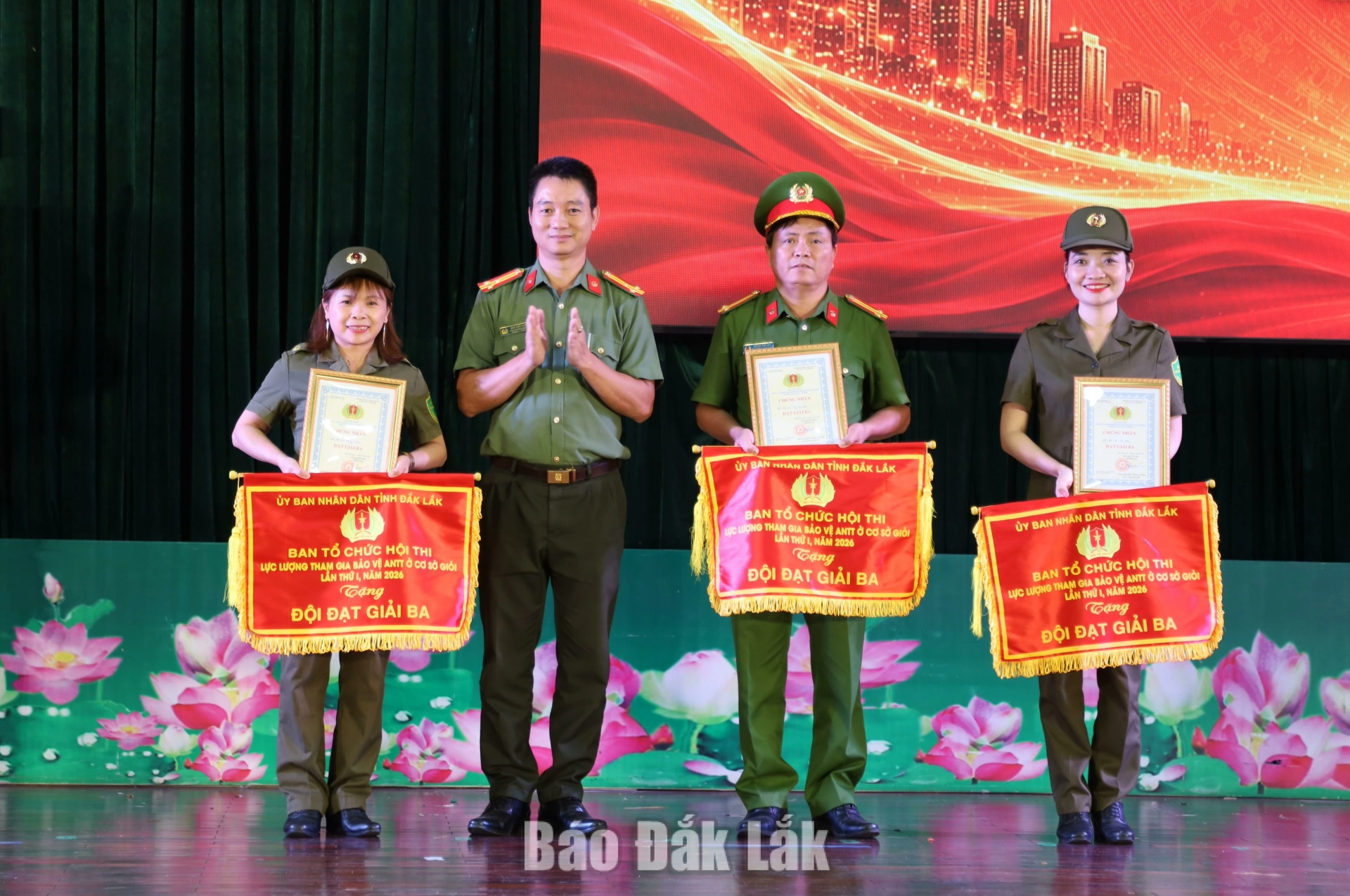 Phường Bình Kiến đại diện Đắk Lắk dự Hội thi lực lượng bảo vệ ANTT khu vực 7 Các đội đoạt giải Ba được trao Chứng nhận và cờ lưu niệm.