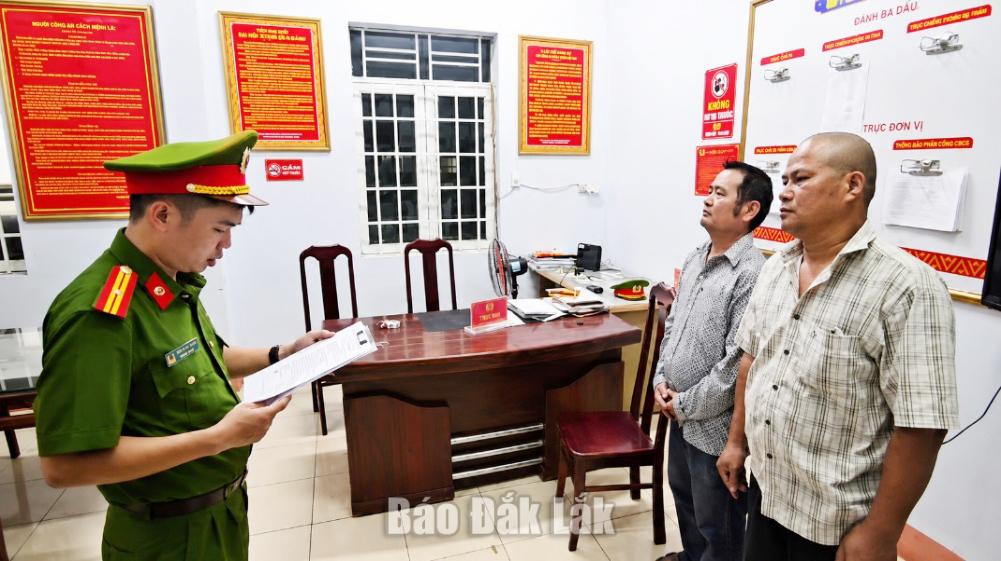 Cơ quan Cảnh sát điều tra Công an tỉnh tống đạt Quyết định khởi tố vụ án, khởi tố bị can.
