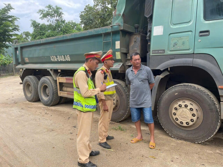 Đắk Lắk: Tăng cường tuyên truyền, vận động xe vận chuyển vật liệu xây dựng chấp hành quy định về tải trọng và hóa đơn, chứng từ