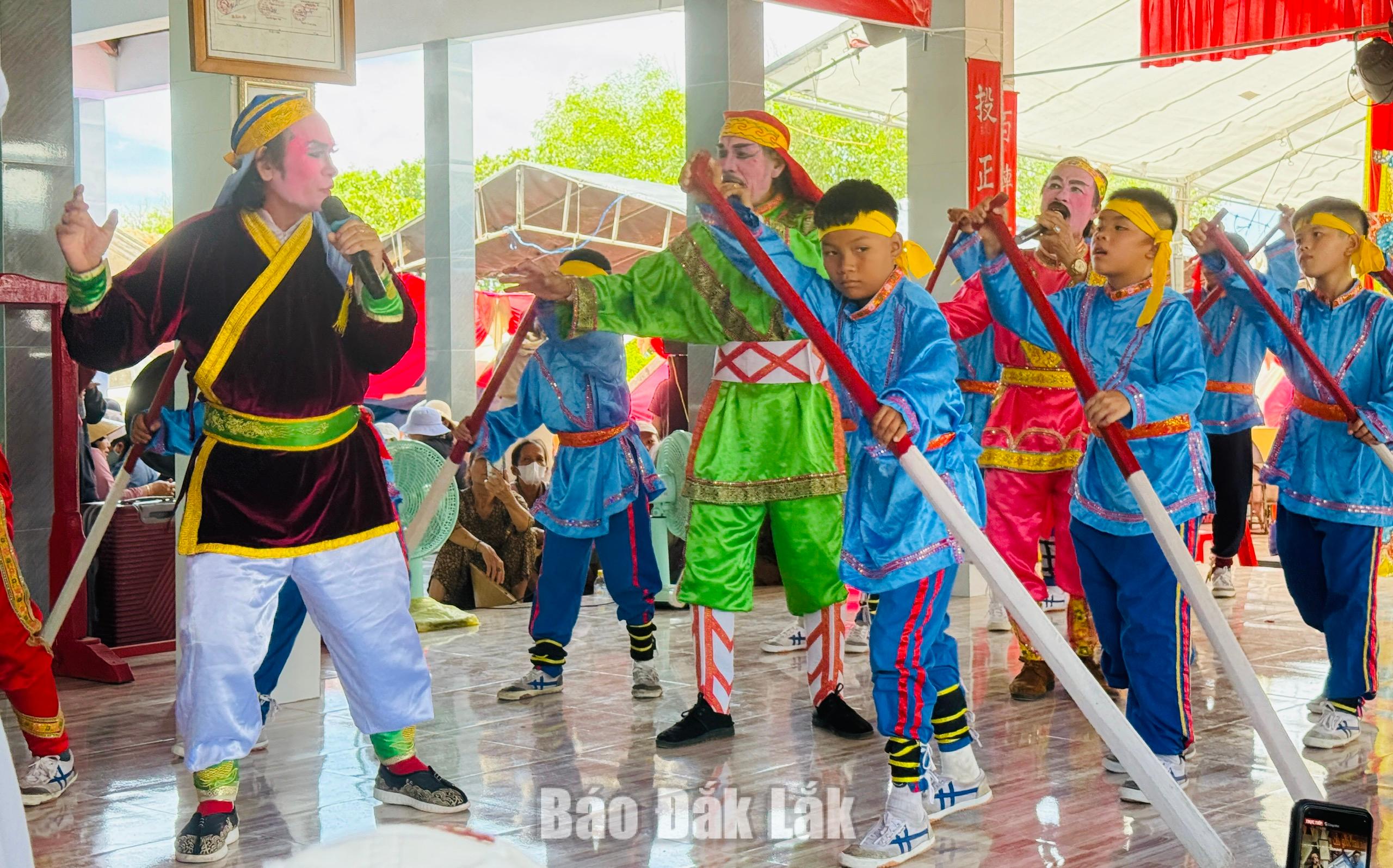 Lễ hội Cầu ngư Lăng Ông Hội Sơn 2 Hát tuồng phục vụ nhân dân.