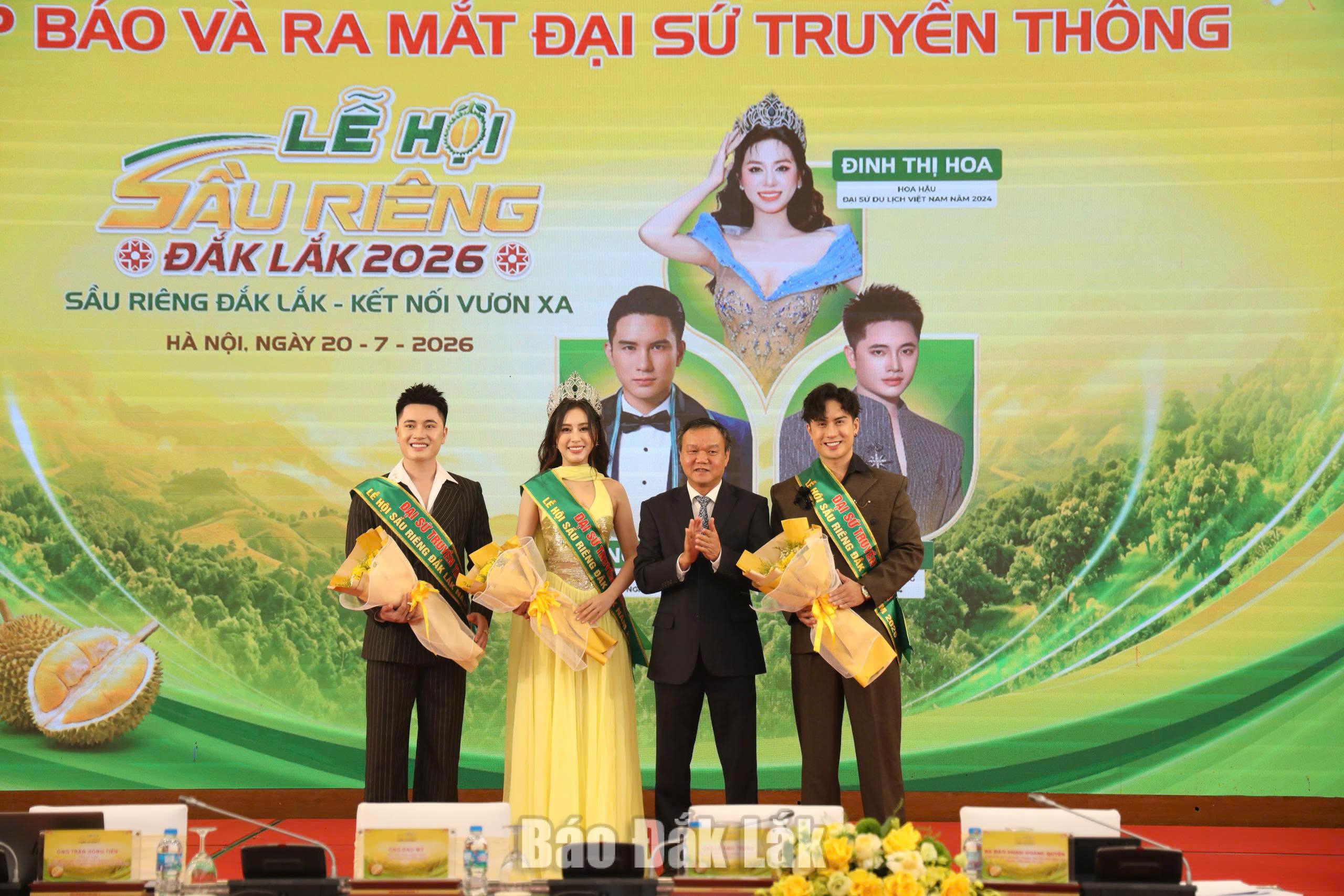 Quảng bá và định vị thương hiệu sầu riêng Đắk Lắk qua lễ hội lớn nhất năm 2026 4 Phó Chủ tịch UBND tỉnh Đào Mỹ tặng hoa cho 3 Đại sứ Truyền thông của Lễ hội Sầu riêng Đắk Lắk năm 2026.
