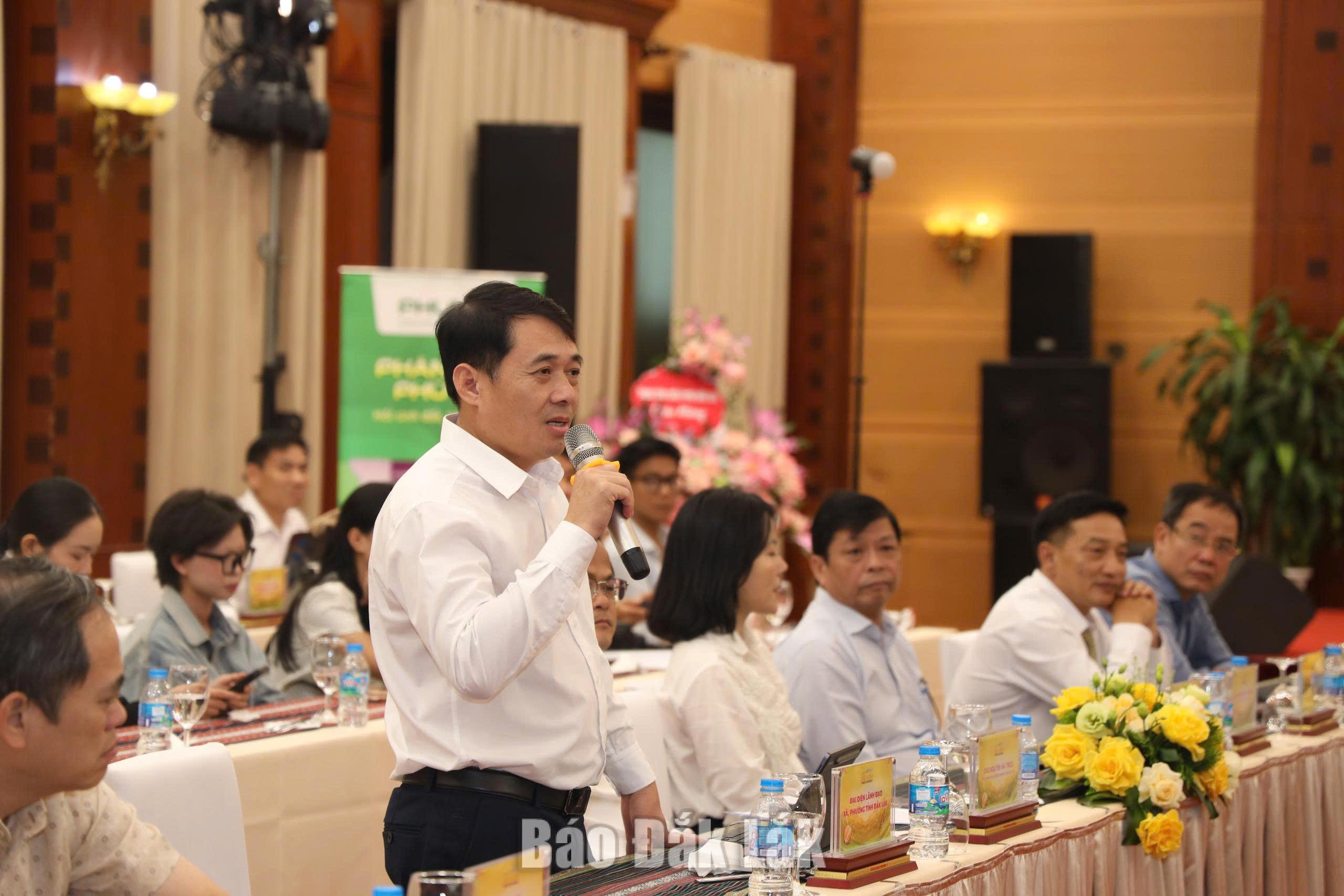 Quảng bá và định vị thương hiệu sầu riêng Đắk Lắk qua lễ hội lớn nhất năm 2026 3 Ông Lại Đức Đại, Chủ tịch UBND xã Krông Pắc trả lời các cơ quan báo chí về hoạt động bán đấu giá sản phẩm sầu riêng tại vườn.