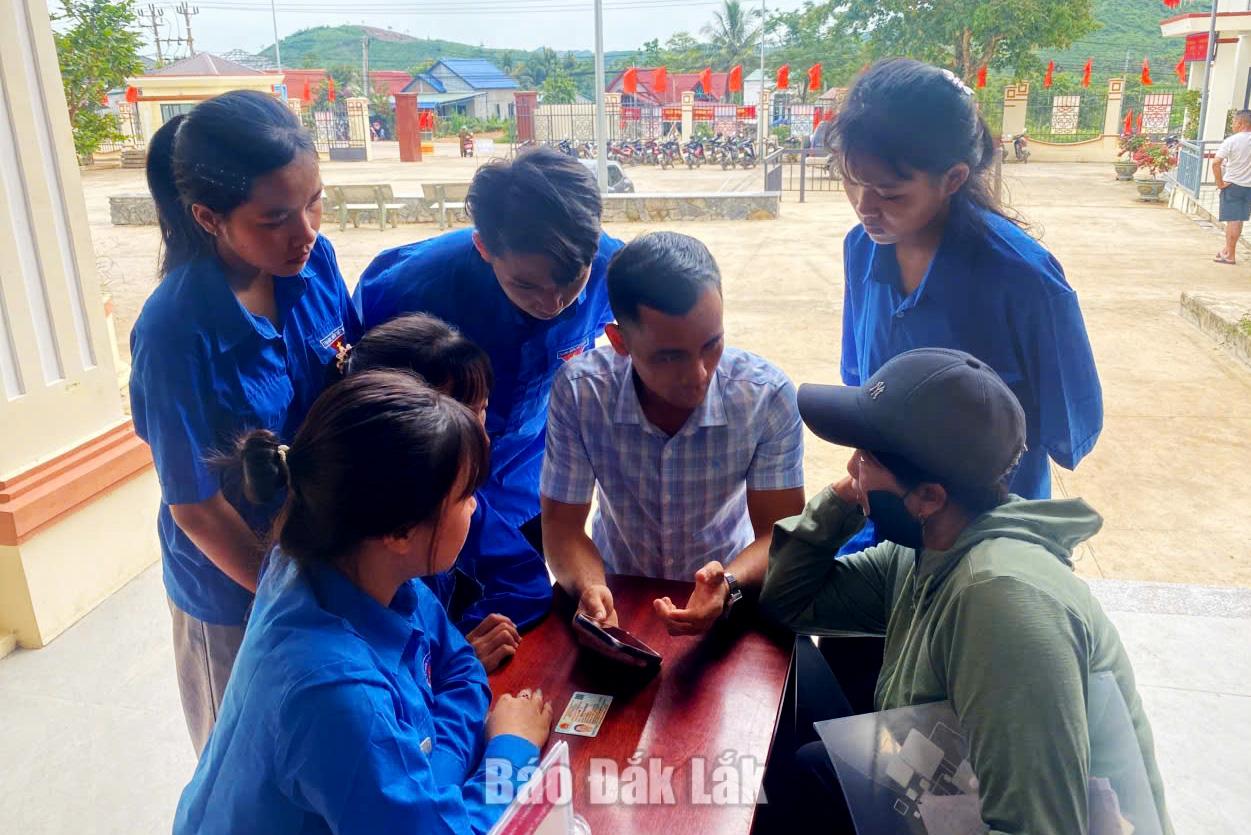 Cư Pui phát động Phong trào Bình dân học vụ số năm 2026 2 Tổ công nghệ số cộng đồng trực tiếp hướng dẫn người dân sử dụng các nền tảng số, dịch vụ công trực tuyến, ứng dụng VNeID và các kỹ năng số cơ bản, góp phần đưa chuyển đổi số đến gần hơn với mọi người dân.