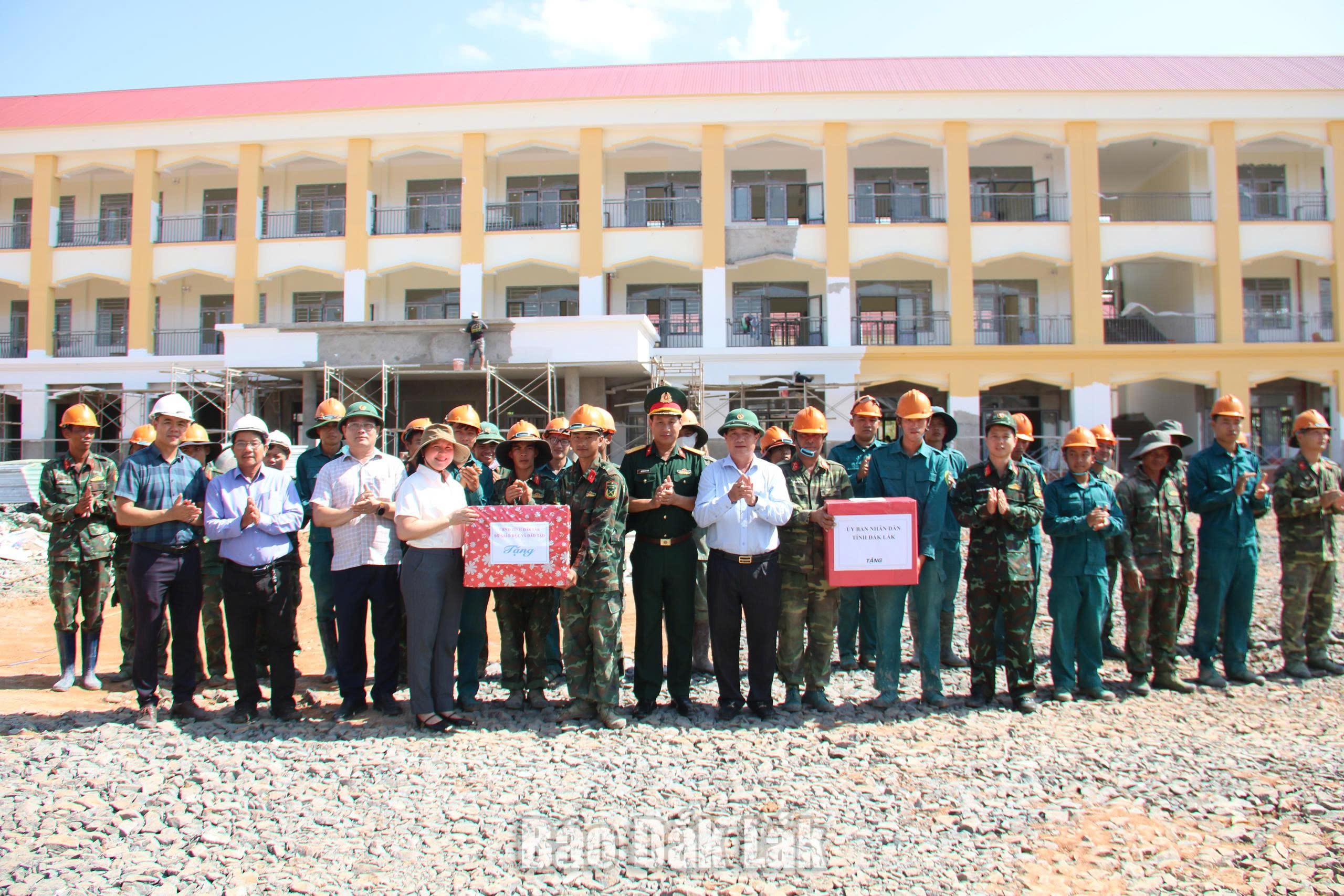 Lãnh đạo tỉnh thăm, động viên lực lượng bộ đội hỗ trợ xây dựng trường học khu vực biên giới 2 Phó Chủ tịch UBND tỉnh Nguyễn Thiên Văn thăm hỏi, động viên cán bộ, chiến sĩ tham gia thi công tại dự án Trường Phổ thông nội trú liên cấp tiểu học và THCS xã Ia