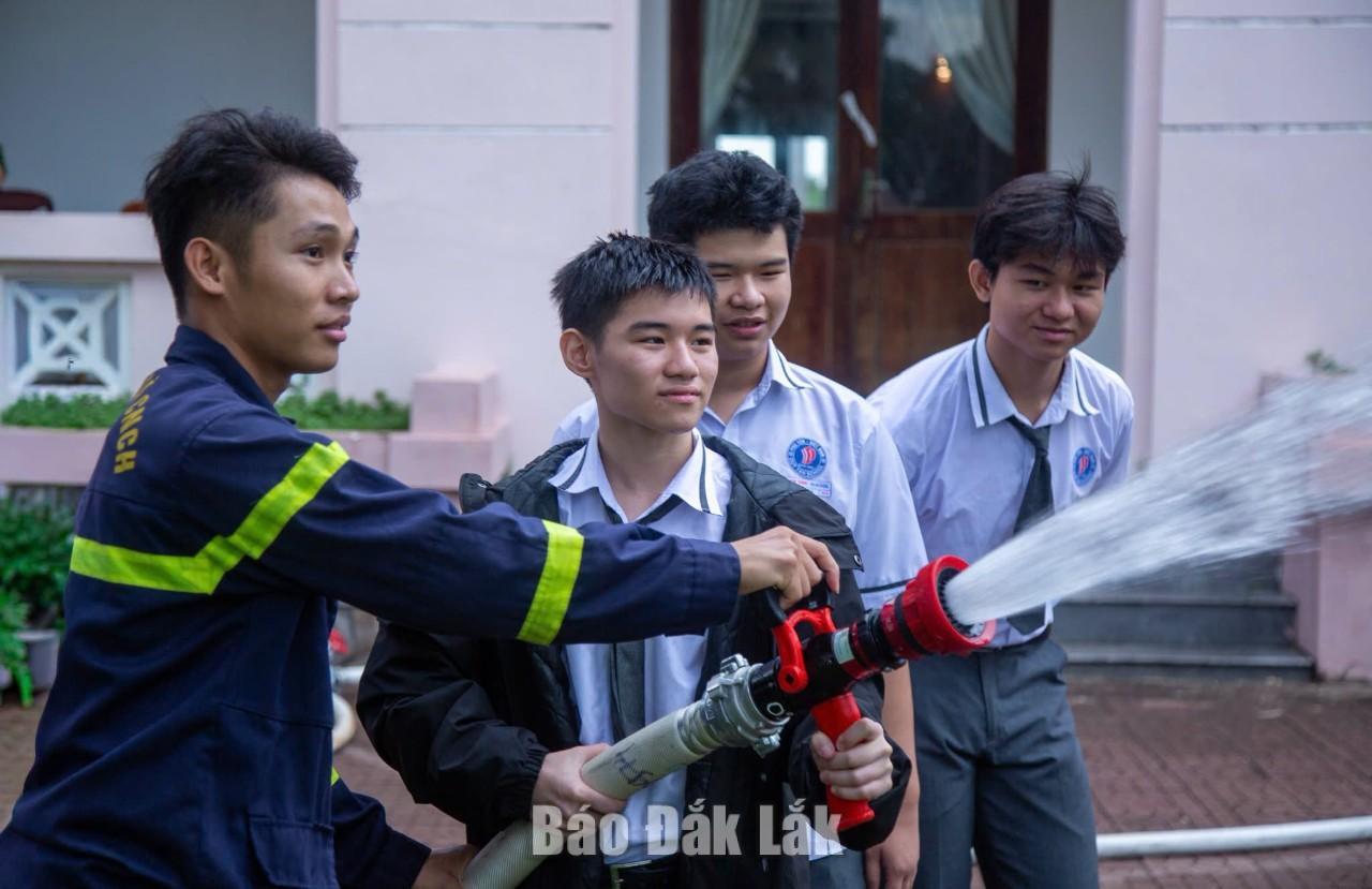 Ra mắt Trung tâm Giáo dục cộng đồng về phòng cháy chữa cháy và cứu nạn cứu hộ tại phía Đông tỉnh 1 Các em học sinh trải nghiệm hoạt động chữa cháy tại Trung tâm Giáo dục cộng đồng về PCCC-CNCH.