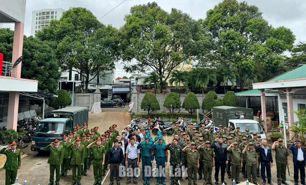 Phường Buôn Ma Thuột: Kiện toàn lực lượng bảo vệ ANTT sau sáp nhập buôn, tổ dân phố 1 Lực lượng tham gia bảo vệ ANTT ở cơ sở cùng Công an phường ra quân Cao điểm.