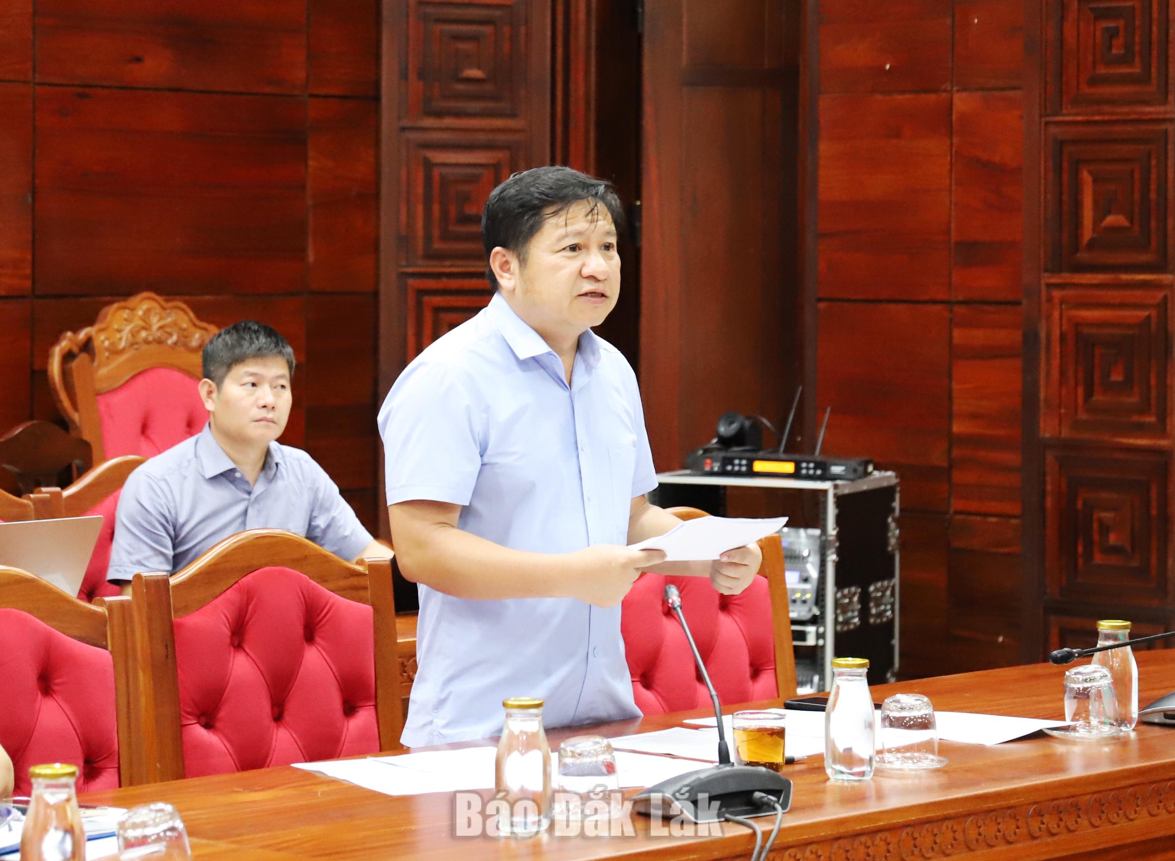 Phó giám đốc Sở Nông nghiệp và Môi trường Lê Minh Đức báo cáo tiến độ các dự án.