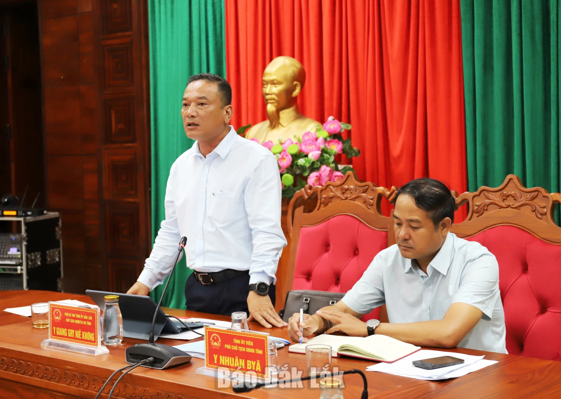 Đồng chí Y Giang Gry Niê Knơng, Phó Bí thư Tỉnh ủy, Chủ tịch Ủy ban MTTQ Việt Nam tỉnh yêu cầu các chủ đầu tư, các ban quản lý dự án và chính quyền địa phương chủ động phối hợp, cùng giải quyết từng hồ sơ, từng vướng mắc ngay tại cơ sở.