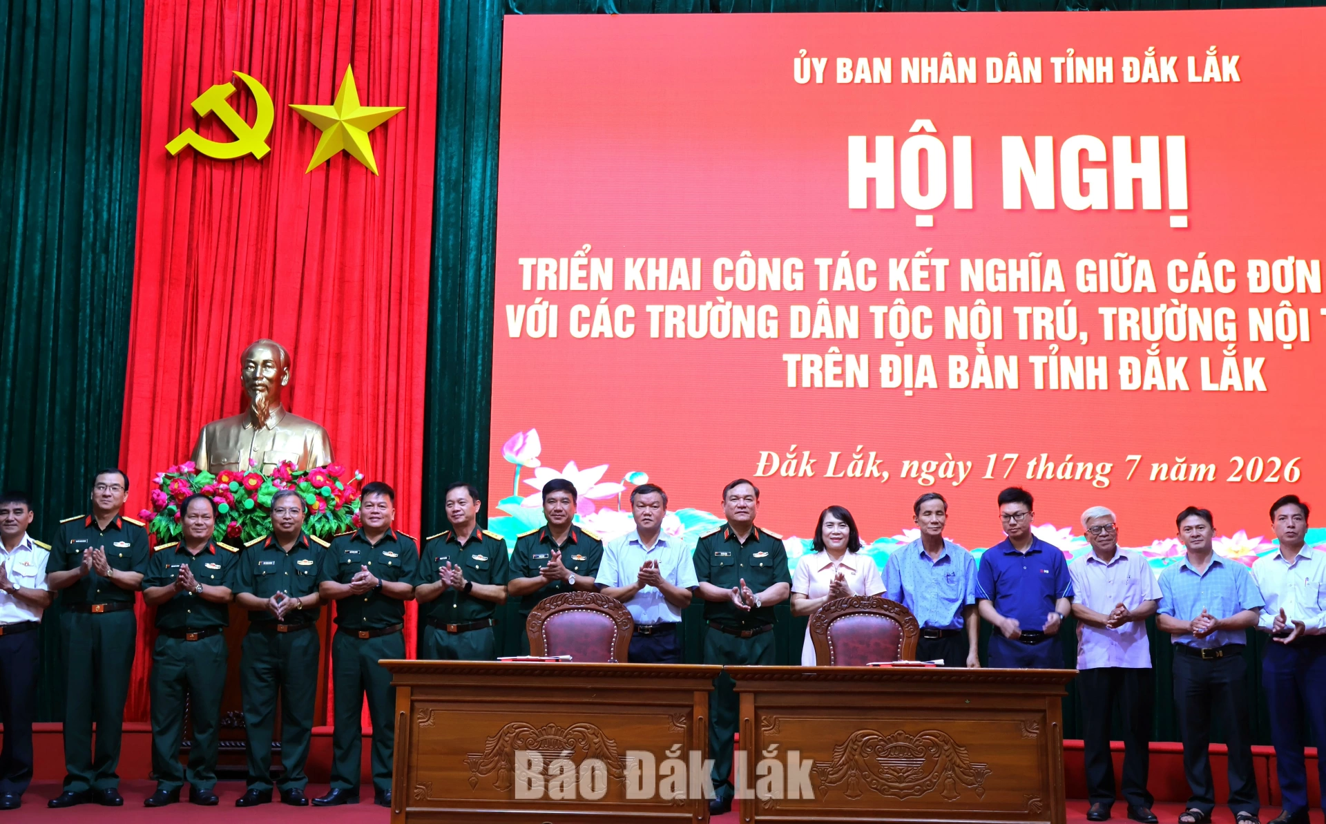 Các đơn vị Quân đội kết nghĩa với 26 trường học nội trú, trường liên cấp 4 Đại diện các đơn vị, trường học ký kết