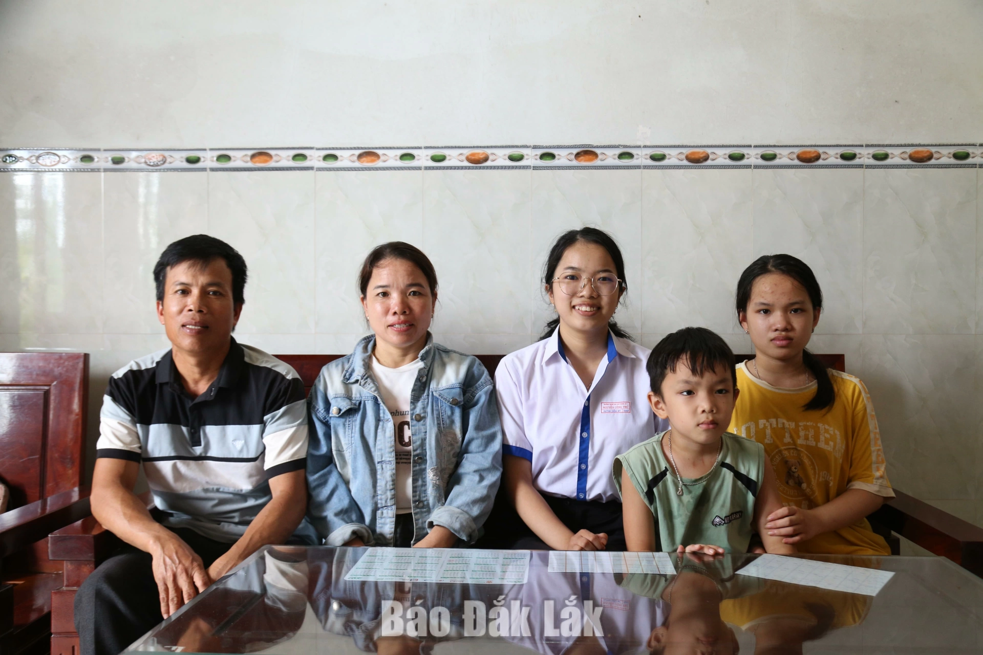 Thủ khoa khối B00 Huỳnh Diễm My mong trở thành bác sĩ 3 Em Huỳnh Diễm My và gia đình của mình.