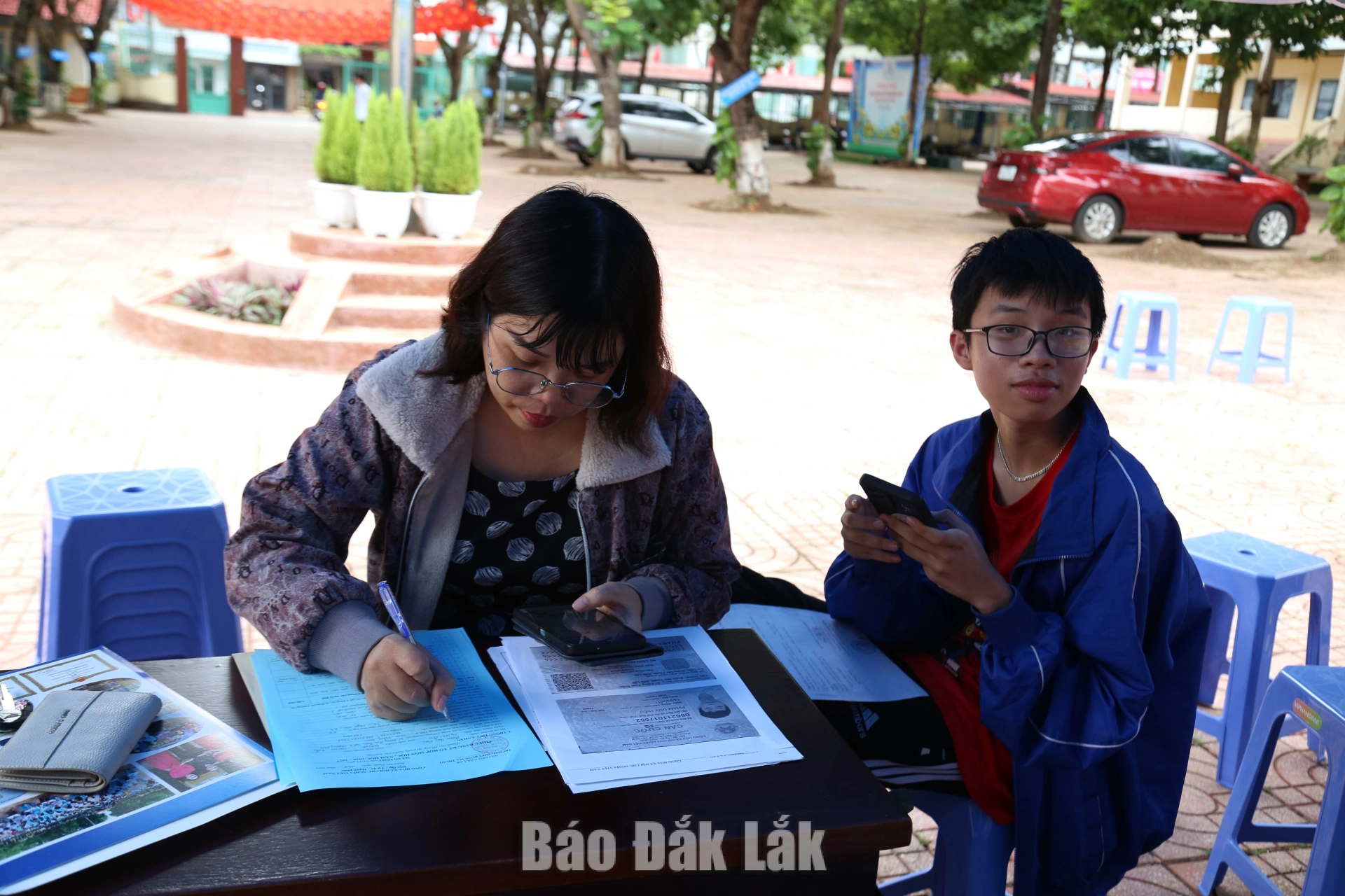 Đắk Lắk bổ sung 584 chỉ tiêu tuyển sinh vào lớp 10 THPT công lập 1 Phụ huynh và học sinh thực hiện hồ sơ nhập học lớp 10 năm học 2026 - 2027 tại Trường THPT Buôn Ma Thuột (phường Buôn Ma Thuột).