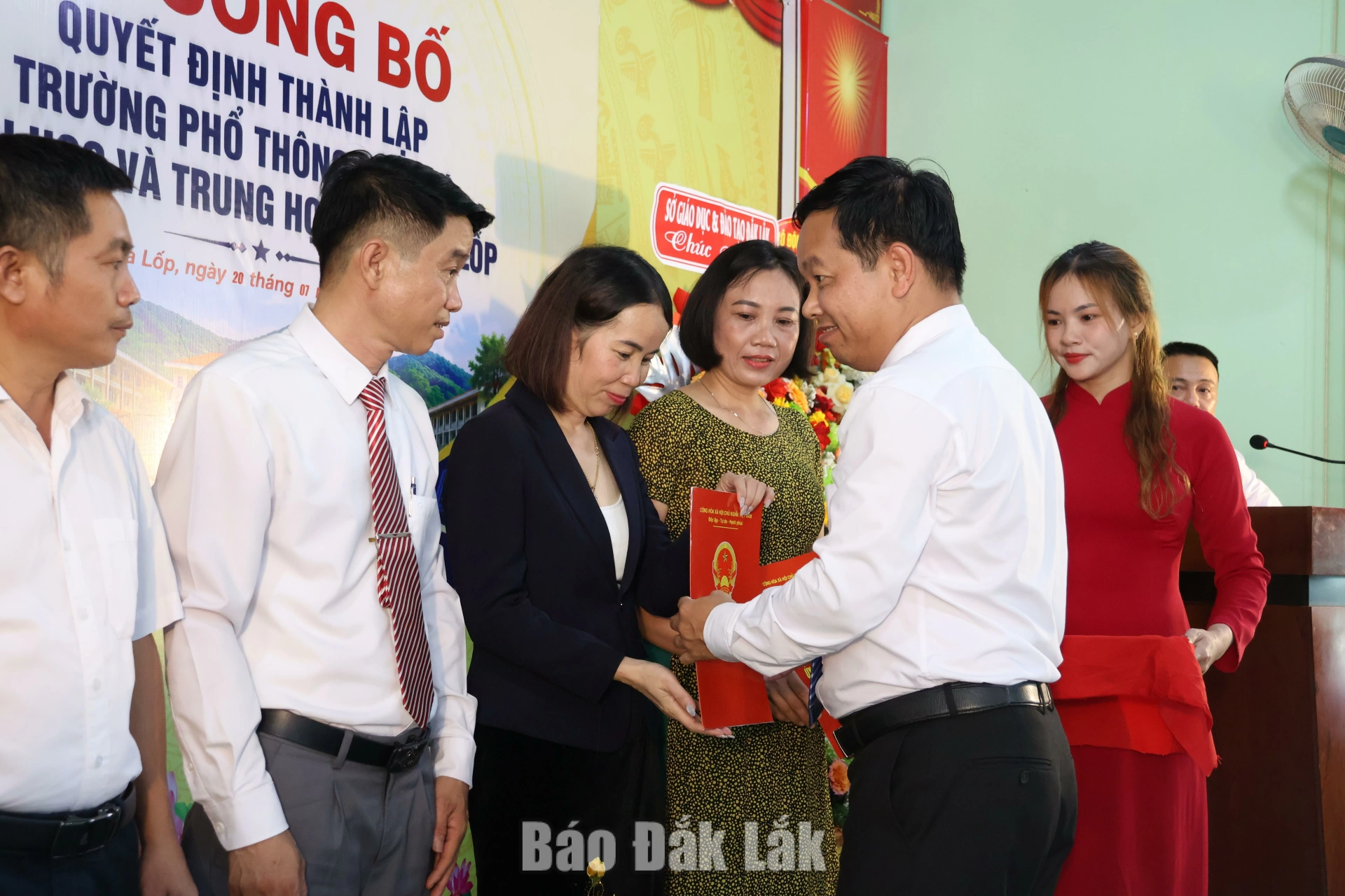 Thành lập trường phổ thông nội trú liên cấp ở biên giới đầu tiên tại Đắk Lắk 2 trao quyết định
