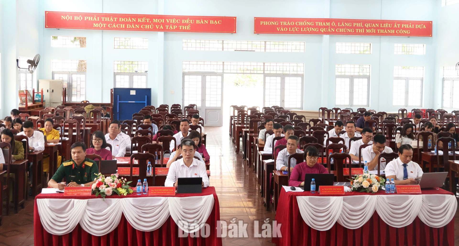 Phường Thành Nhất: 6 tháng đầu năm tăng trưởng kinh tế đạt 9,1% 2 Đại biểu tham dự kỳ họp.