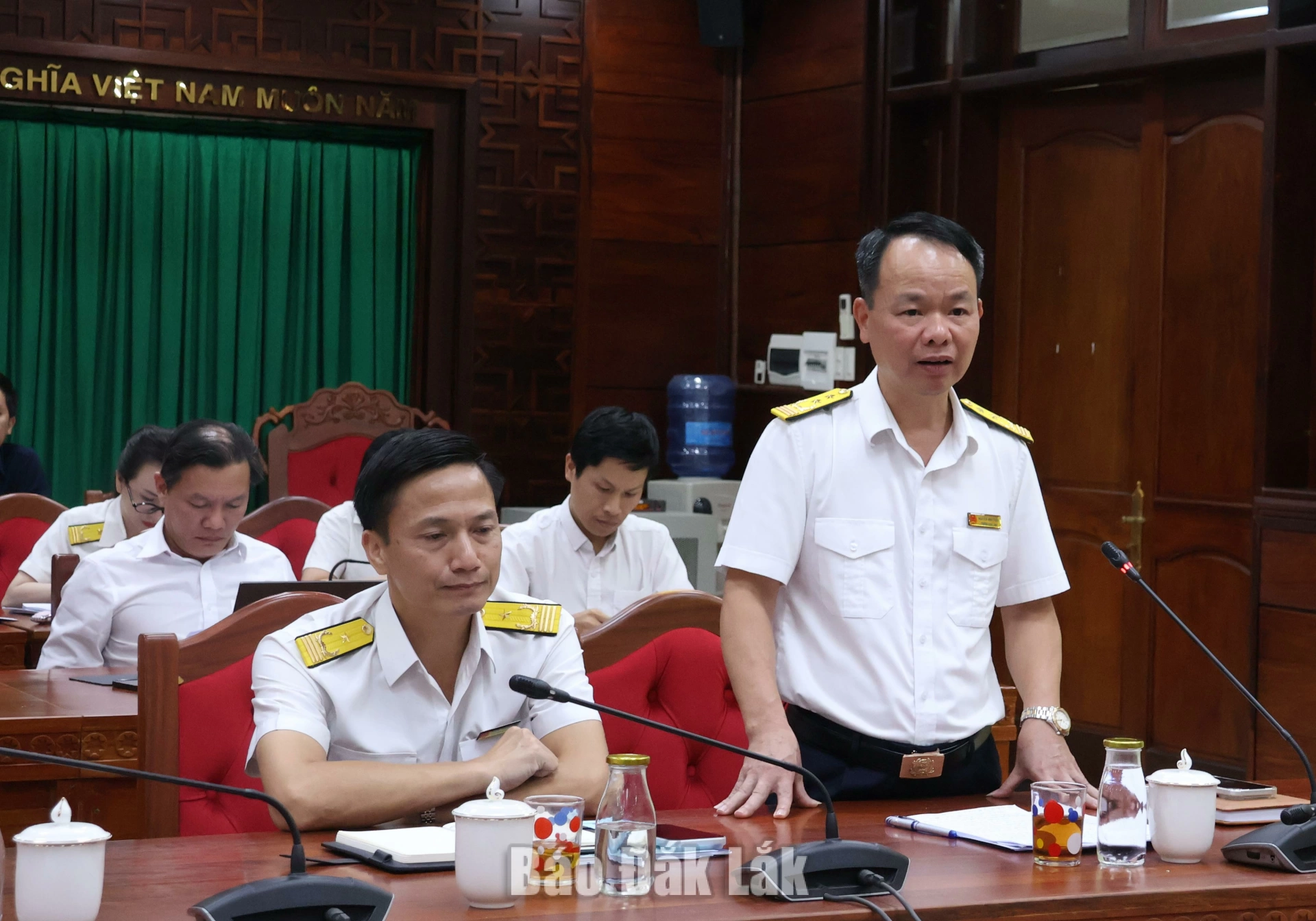 Trưởng Thuế tỉnh Đắk Lắk Nguyễn Anh Tuấn tham gia ý kiến tại cuộc họp.