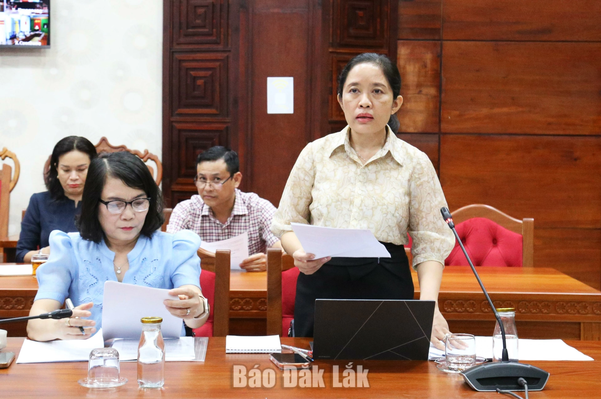 Thực hiện sắp xếp mạng lưới trường, lớp, hoàn thành phương án tổng thể ngày 20/7 2 Giám đốc Sở GD-ĐT Lê Thị Thanh Xuân phát biểu tại cuộc họp.