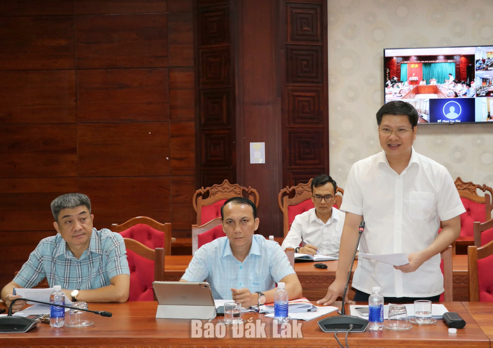 Giám đốc Sở Xây dựng Cao Đình Huy báo cáo về tình hình thực hiện Dự án đường sắt tốc độ cao
trên trục Bắc – Nam đoạn qua địa bàn tỉnh Đắk Lắk.
 