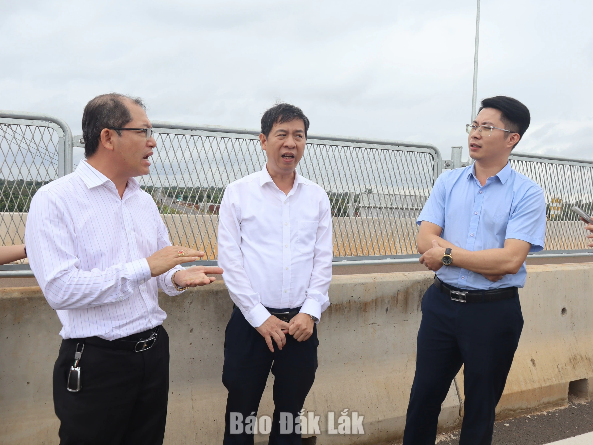 Ông Bùi Việt Hưng, Phó Vụ trưởng Vụ Phát triển hạ tầng, Bộ Tài Chính (đứng giữa) khảo sát thực địa tại nút giao CT.02 thuộc Dự án thành phần 3.