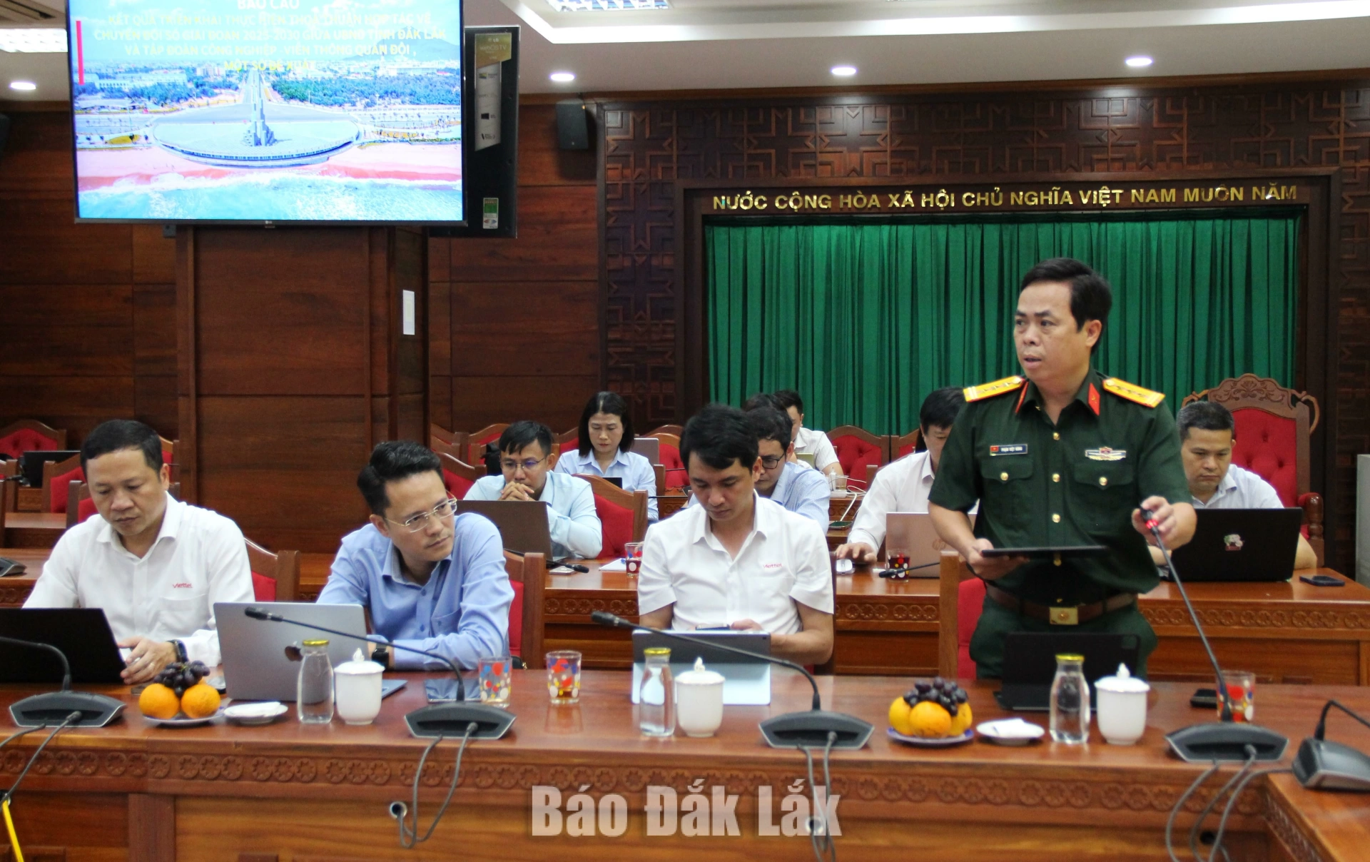 Lãnh đạo UBND tỉnh Đắk Lắk làm việc với Viettel Đắk Lắk 3 Thượng tá Phạm Việt Hùng, Giám đốc Viettel Đắk Lắk phát biểu.