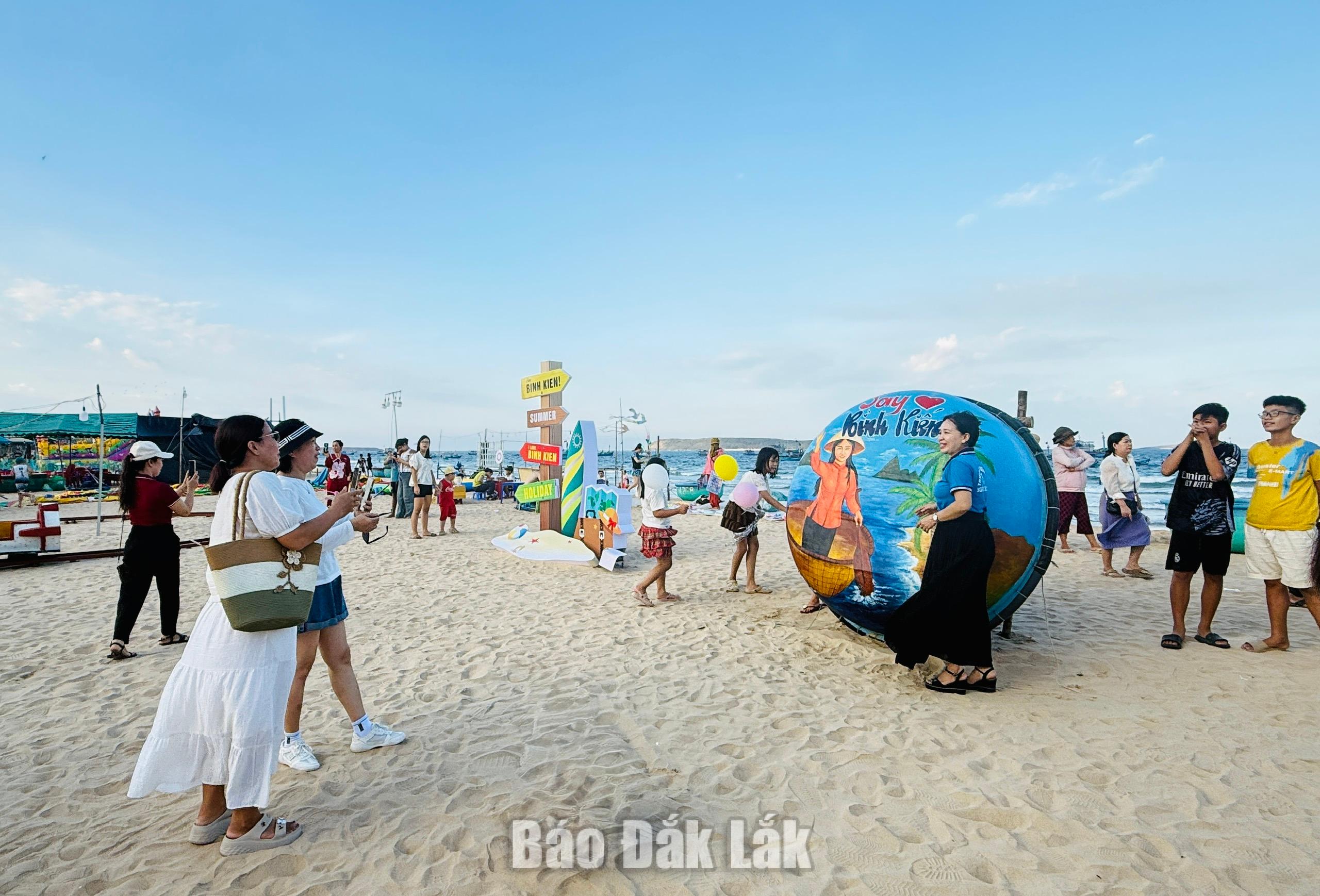 Khai mạc Lễ hội Cầu ngư Lăng Ông Nam Hải - Lăng Long Thủy năm 2026 4 Khách du lịch tham gia ngày hội.