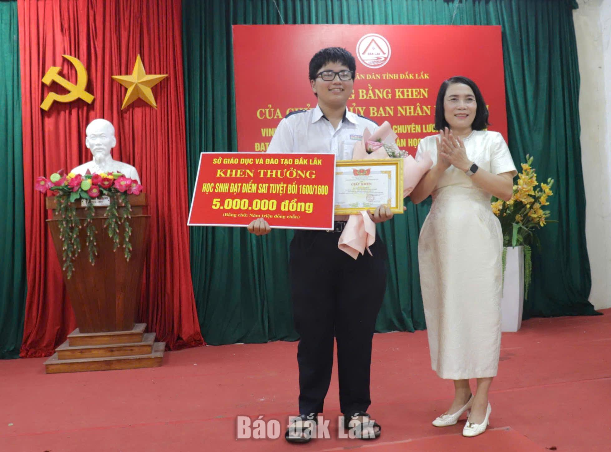 Lãnh đạo Sở GD-ĐT tỉnh tặng giấy khen và tiền thưởng cho em Ngô Gia Khiêm với thành tích đạt điểm SAT tuyệt đối 1.600/1.600.