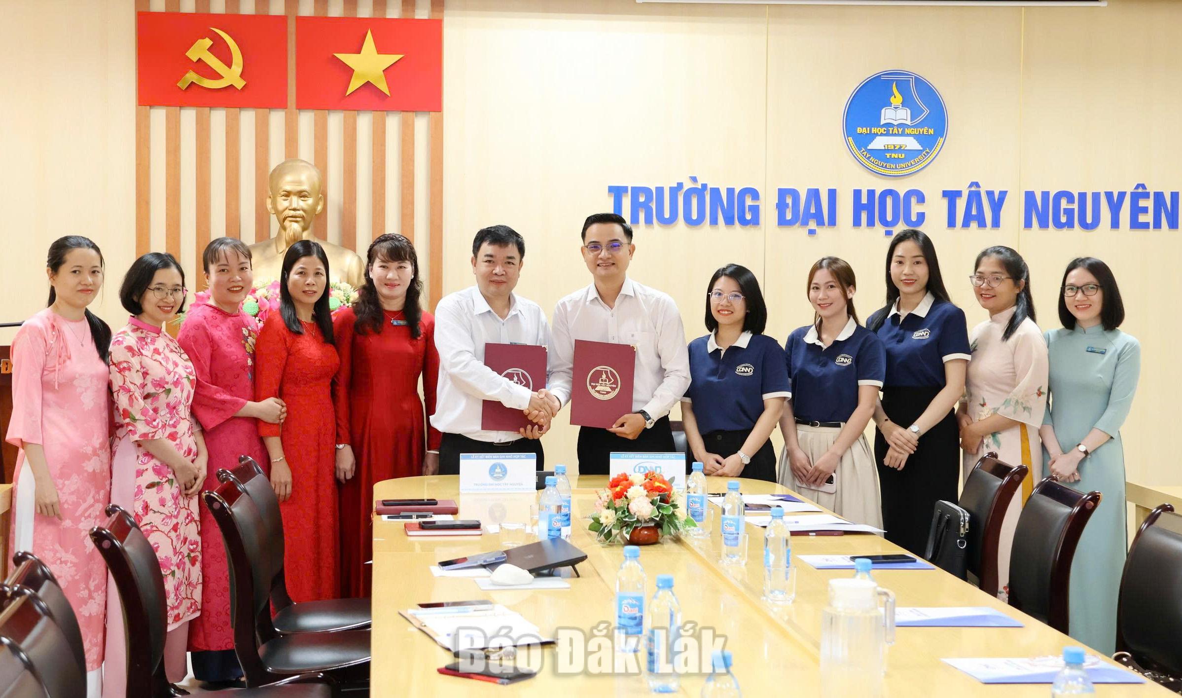 Lãnh đạo hai đơn vị ký kết và trao biên bản ghi nhớ hợp tác. 