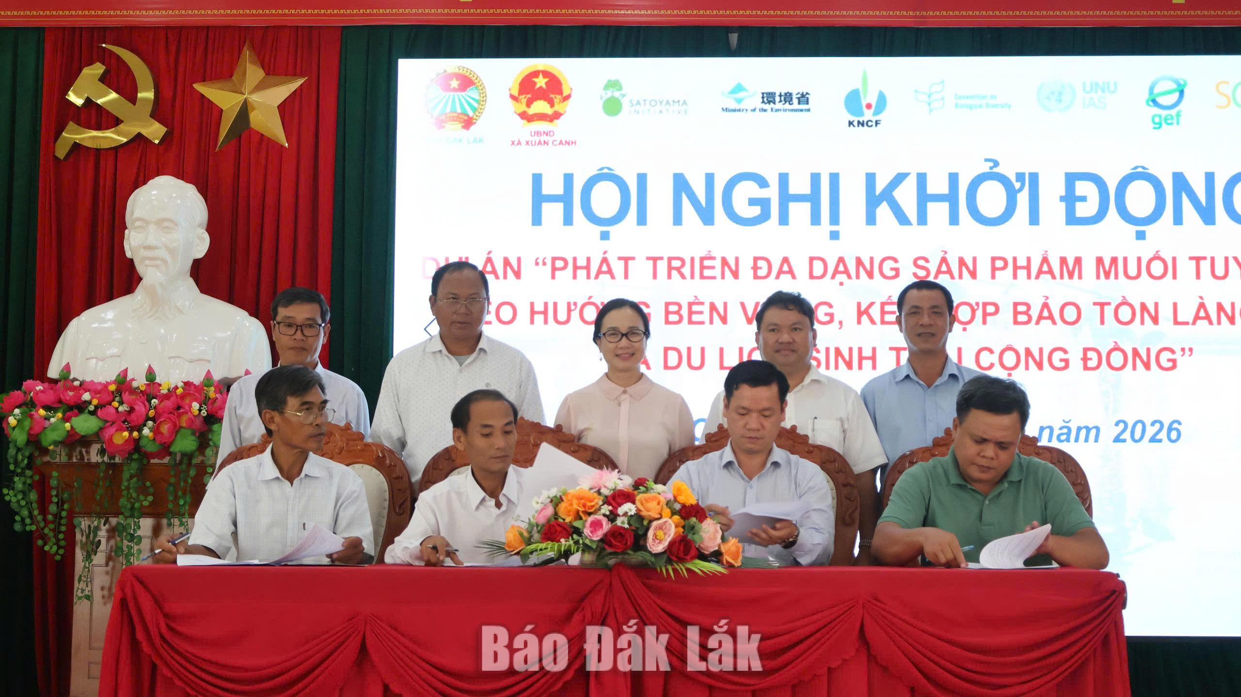 Hội nghị khởi động Dự án phát triển đa dạng sản phẩm muối Tuyết Diêm 3 Các cơ quan, đơn vị liên quan ký kết phối hợp thực hiện dự án tại hội nghị.