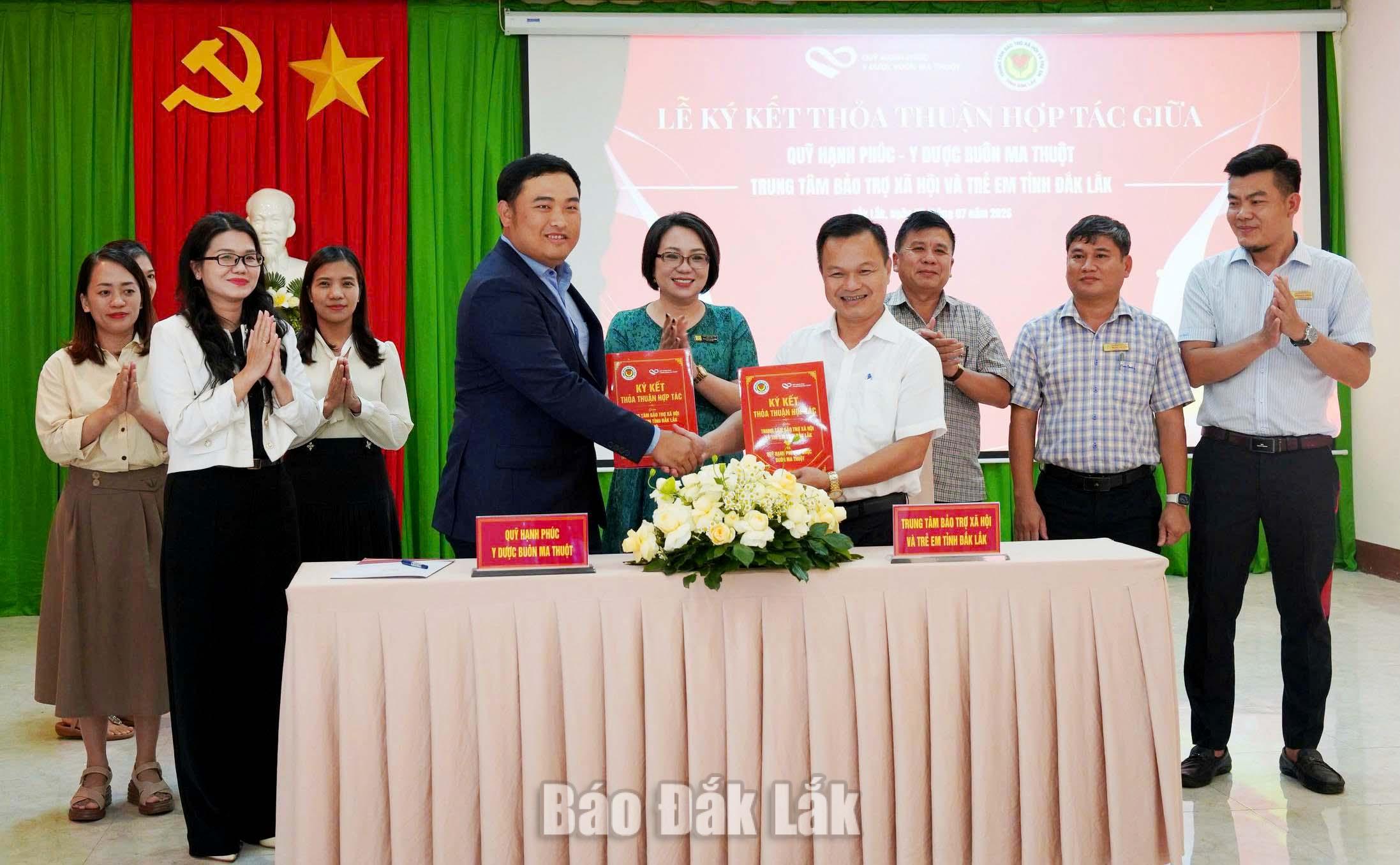 Lãnh đạo hai đơn vị ký kết chương trình hợp tác dưới sự chứng kiến lãnh đạo đại diện lãnh đạo Sở Y tế tỉnh Đắk Lắk, Quỹ Hạnh Phúc – Trường Đại học Y Dược Buôn Ma Thuột 