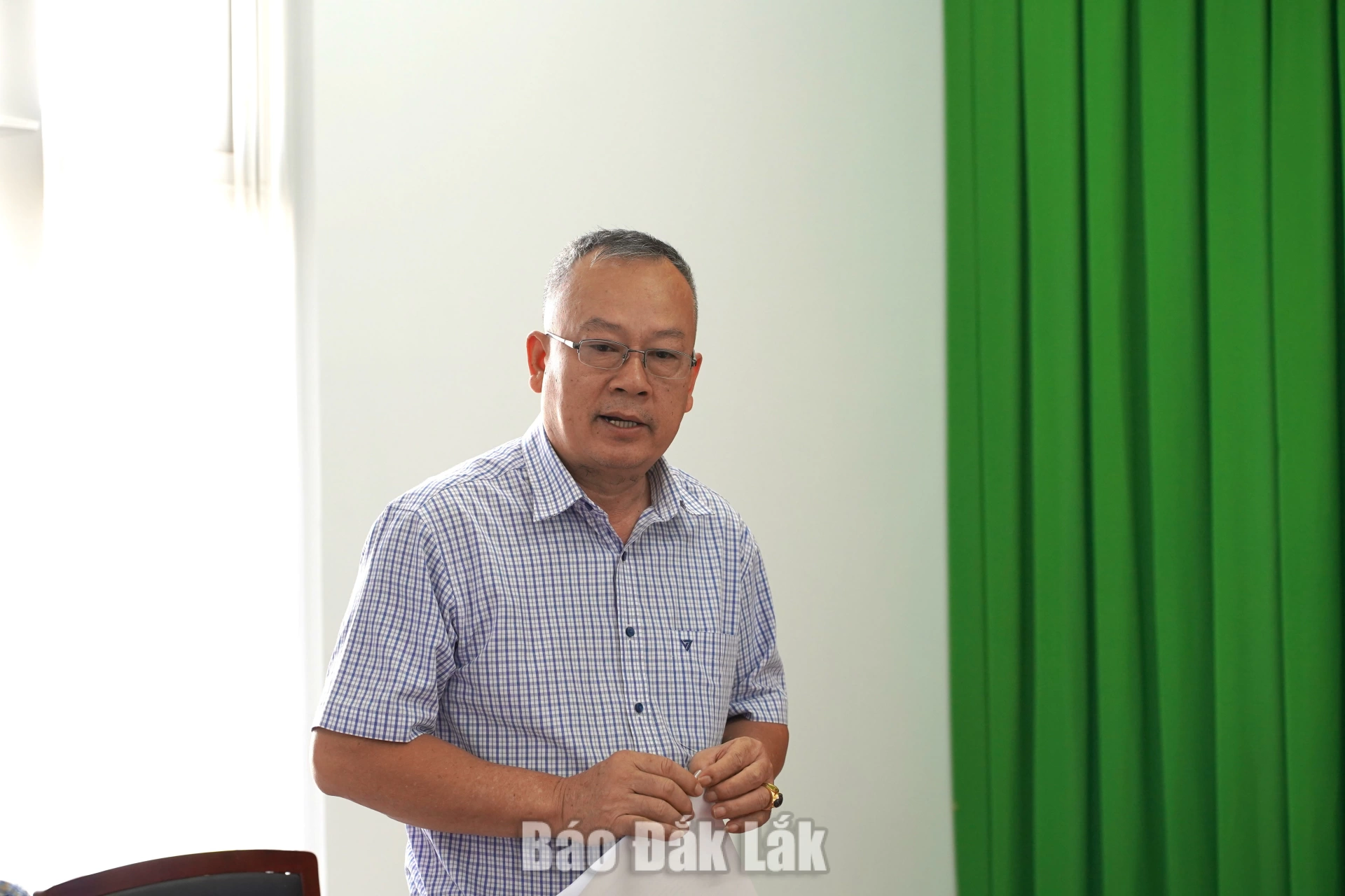 Đoàn ĐBQH tỉnh khảo sát việc thực hiện Luật Đất đai tại phường Tân An 2 Phó Chủ tịch UBND phường Tân An Chu Văn Việt báo cáo tình hình thực hiện Luật Đất đai trên địa bàn.