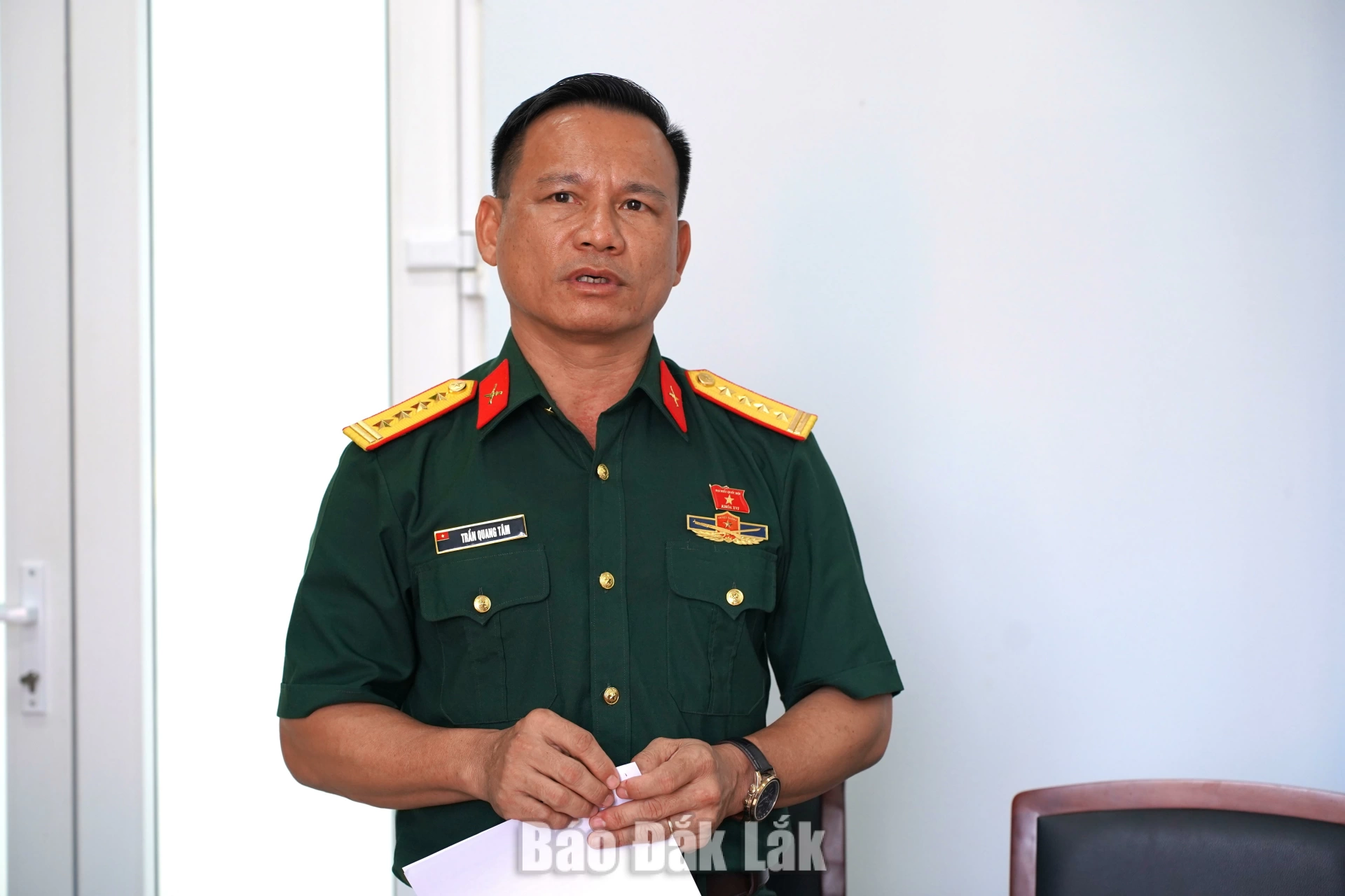 Đoàn ĐBQH tỉnh khảo sát việc thực hiện Luật Đất đai tại phường Tân An 3 Đại tá Trần Quang Tâm, Phó Chỉ huy trưởng Bộ Chỉ huy Quân sự tỉnh, đại biểu Quốc hội tỉnh Đắk Lắk phát biểu tại buổi làm việc.