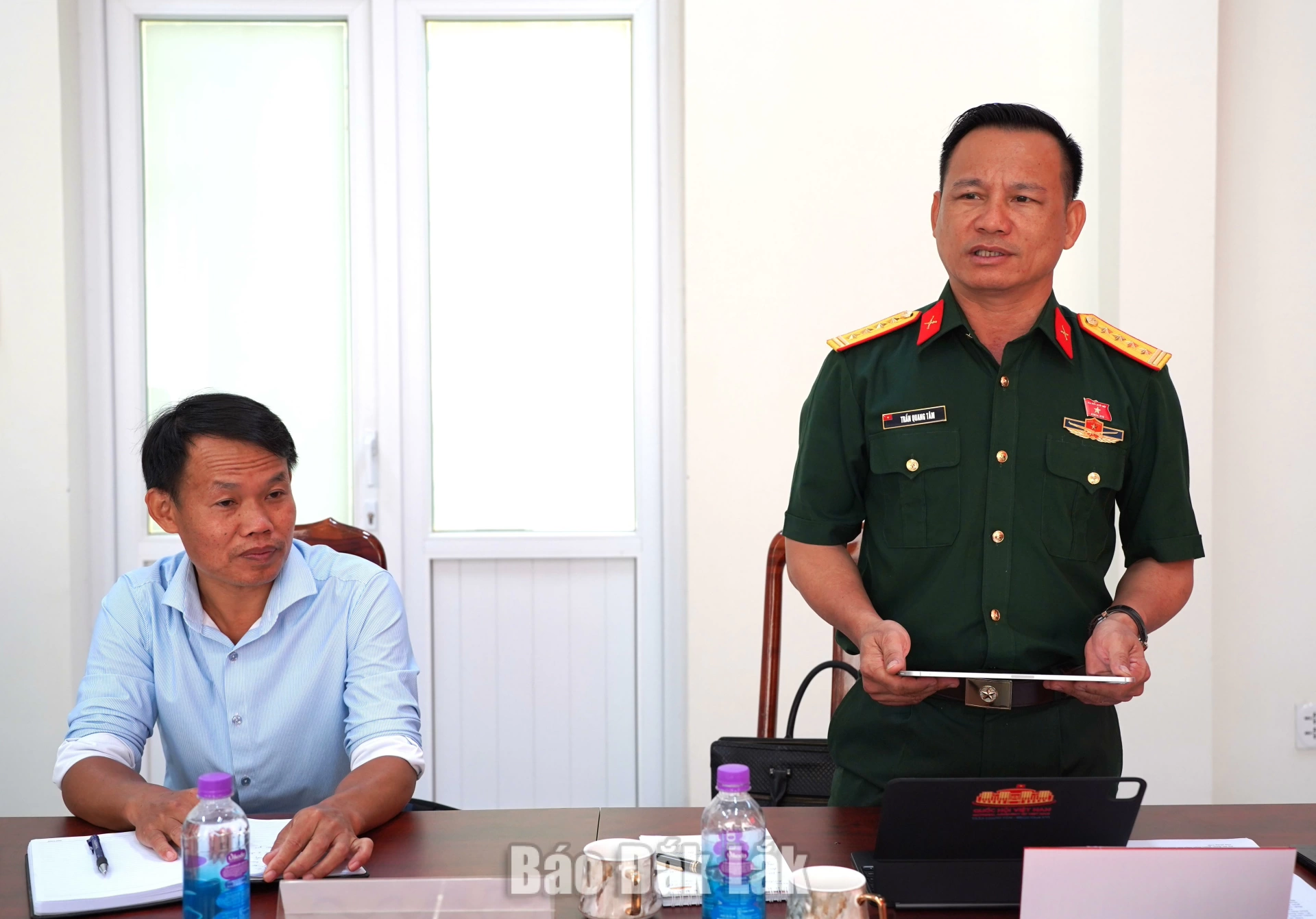 Khảo sát tình hình triển khai thực hiện Luật Đất đai tại Trung tâm Phát triển quỹ đất tỉnh 3 Đại tá Trần Quang Tâm, Phó Chỉ huy Trưởng Bộ Chỉ huy Quân sự tỉnh (ĐBQH tỉnh Đắk Lắk) phát biểu tại buổi làm việc.