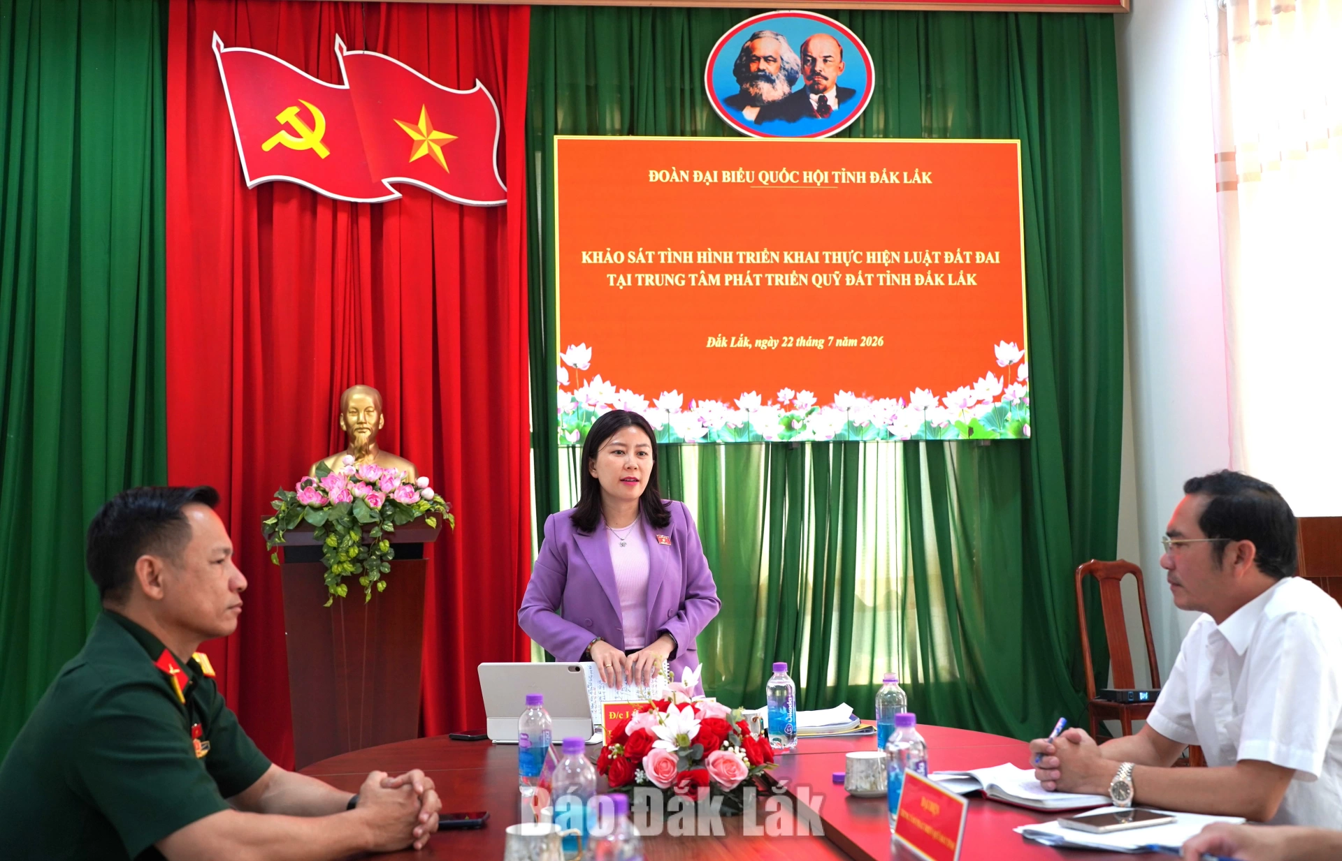 Khảo sát tình hình triển khai thực hiện Luật Đất đai tại Trung tâm Phát triển quỹ đất tỉnh 4 Đồng chí Lê Đào An Xuân, Phó Trưởng đoàn chuyên trách Đoàn ĐBQH tỉnh phát biểu kết luận.
