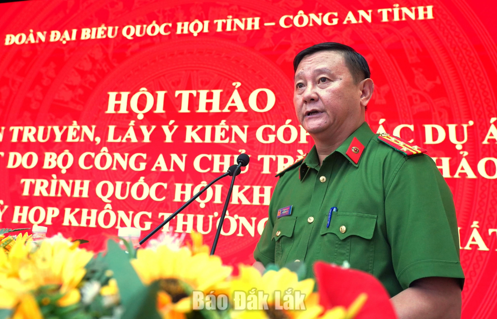 Đại tá Võ Duy Tuấn, Phó Giám đốc Công an tỉnh phát biểu điều hành nội dung thảo luận.
