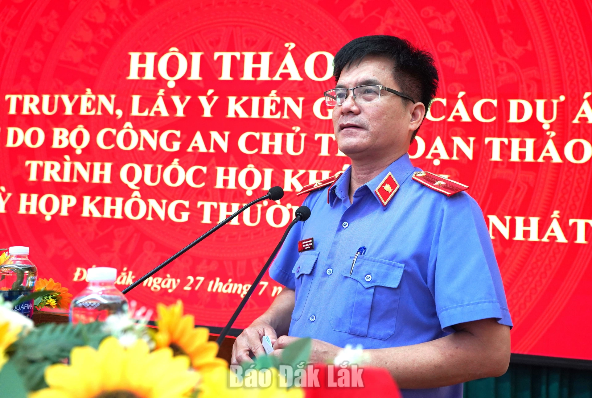Viện trưởng Viện KSND tỉnh Phạm Trung Thuận phát biểu tham luận.