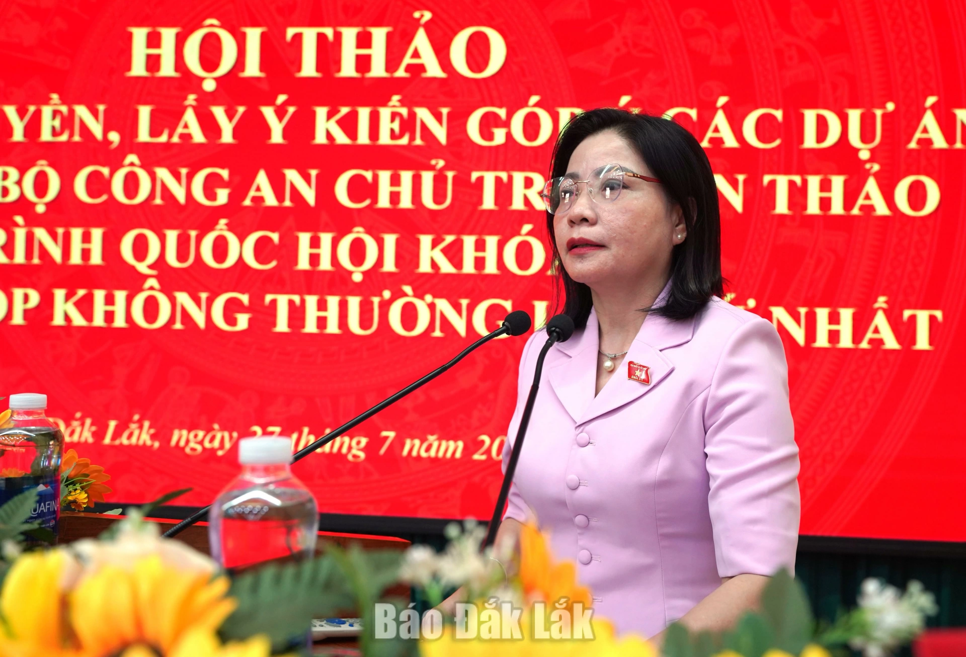 Đồng chí Nguyễn Thị Thu Nguyệt, Tỉnh ủy viên, Phó Trưởng đoàn chuyên trách Đoàn ĐBQH tỉnh phát biểu kết luận hội thảo.