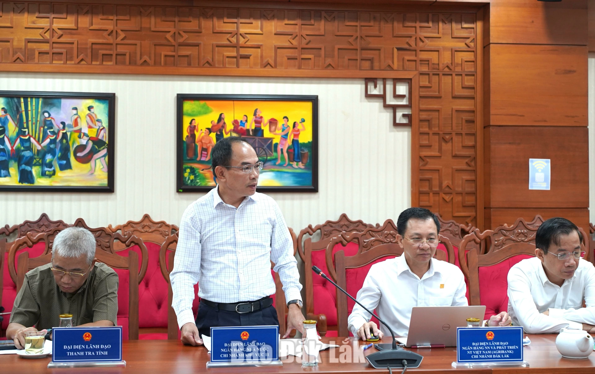 Lấy ý kiến đóng góp các dự thảo Luật, Nghị quyết trình Kỳ họp không thường lệ lần thứ Nhất, Quốc hội khóa XVI 2 Giám đốc Ngân hàng Nhà nước khu vực 11 Nguyễn Kim Cương đóng góp ý kiến tại hội nghị.