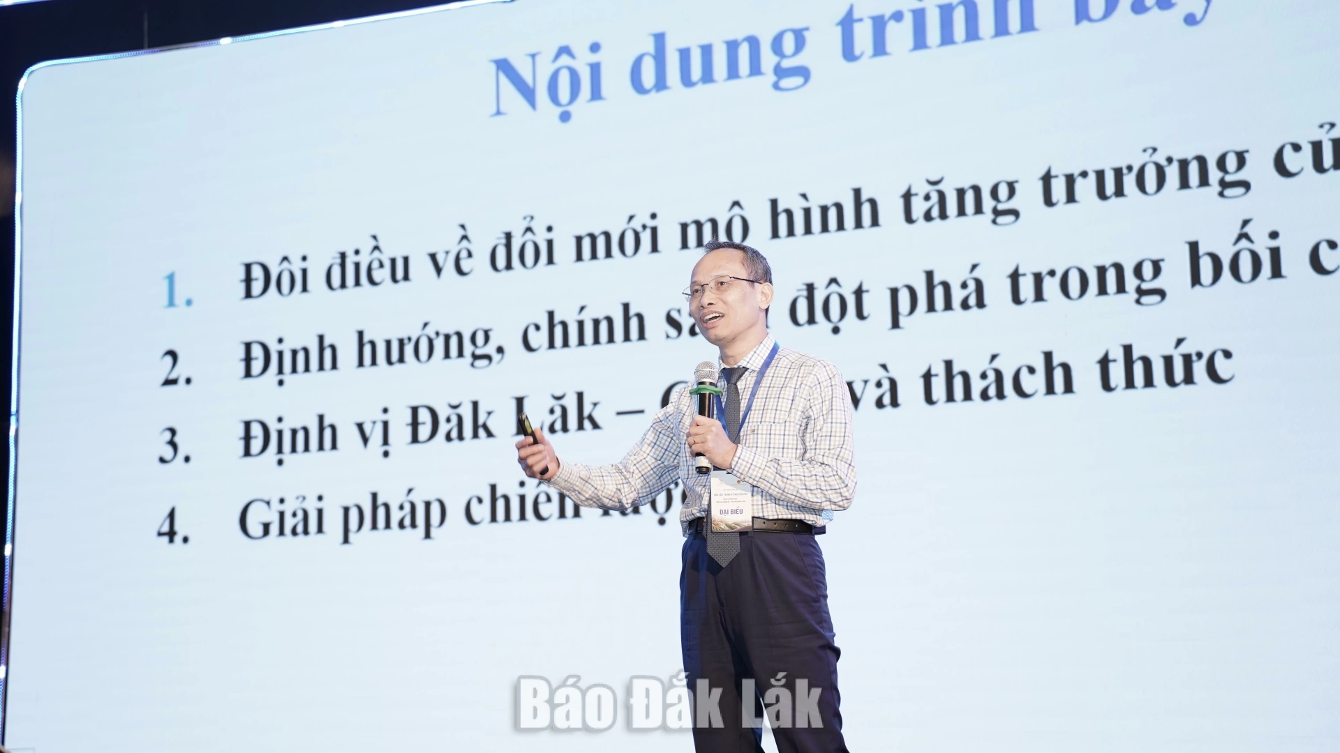 TS Cấn Văn Lực, chuyên gia Kinh tế trưởng BIDV, thành viên Hội đồng tư vấn chính sách Tài chính - Tiền tệ quốc gia báo cáo chuyên đề “Định vị Đắk Lắk trong bối cảnh mới - Cơ hội, thách thức và giải pháp chiến lược”.