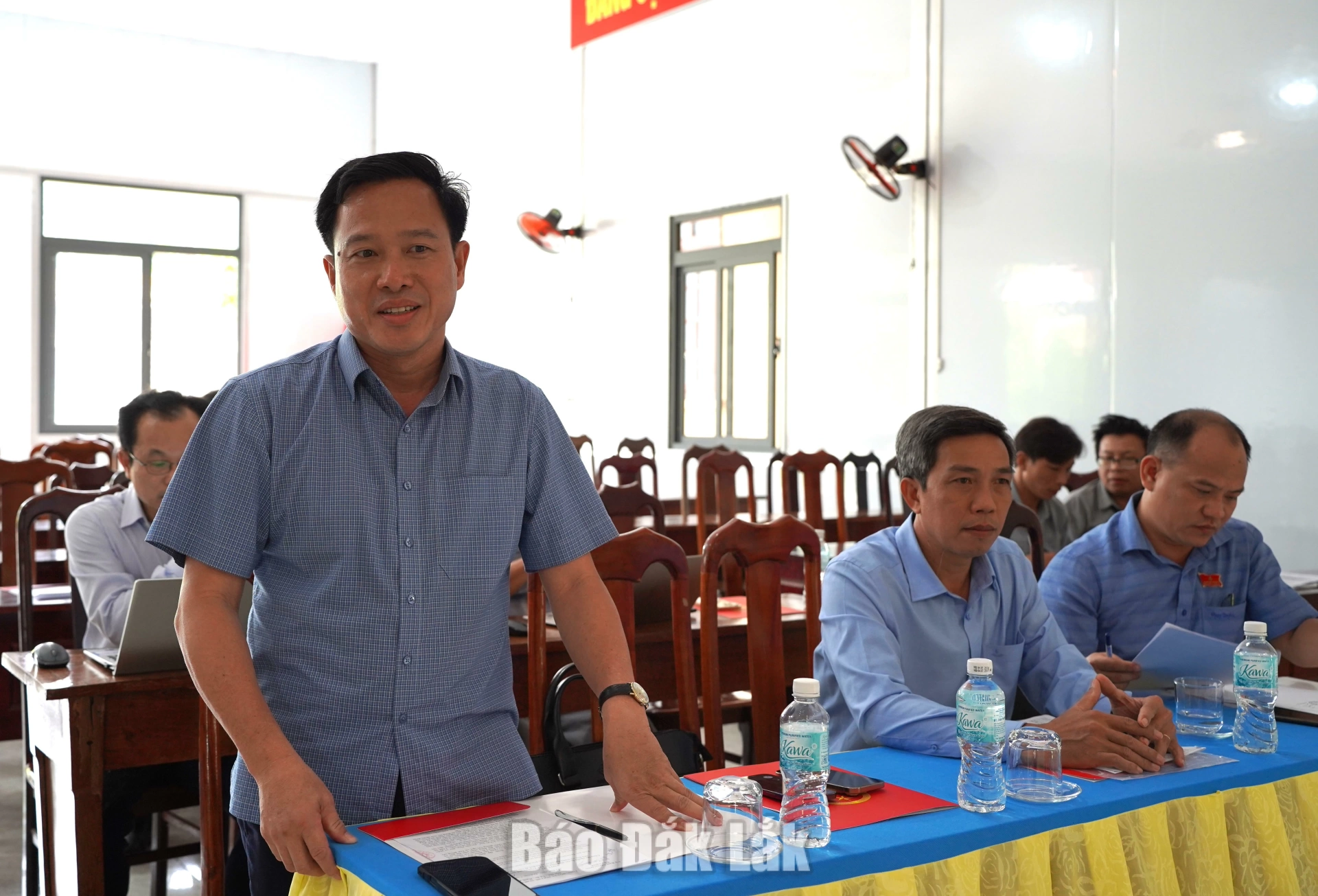 Phó Giám đốc Sở GD-ĐT Lưu Tiến Quang báo cáo một số nội dung liên quan.