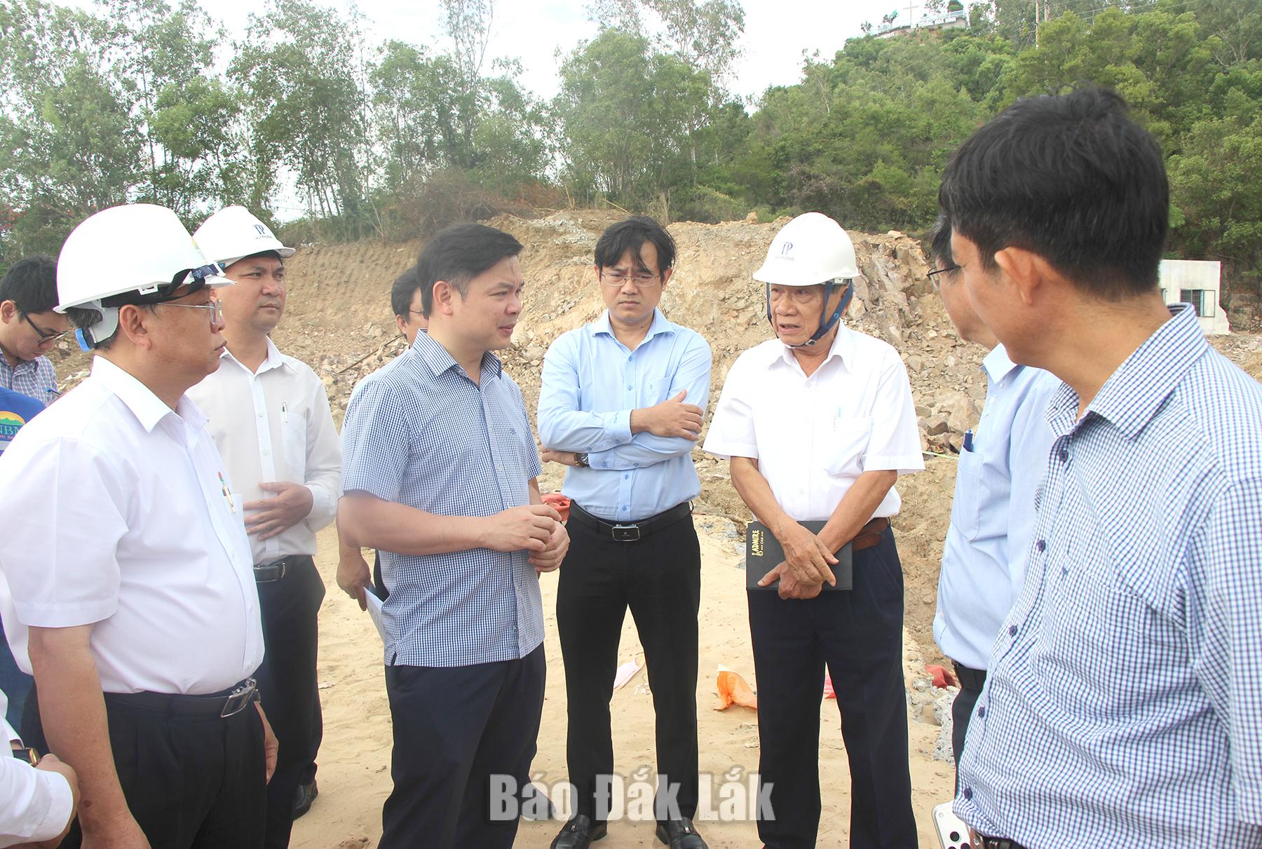 Chủ tịch UBND tỉnh Đỗ Hữu Huy kiểm tra thực tế tại Dự án Nhà ở xã hội khu phố Phước Hậu.