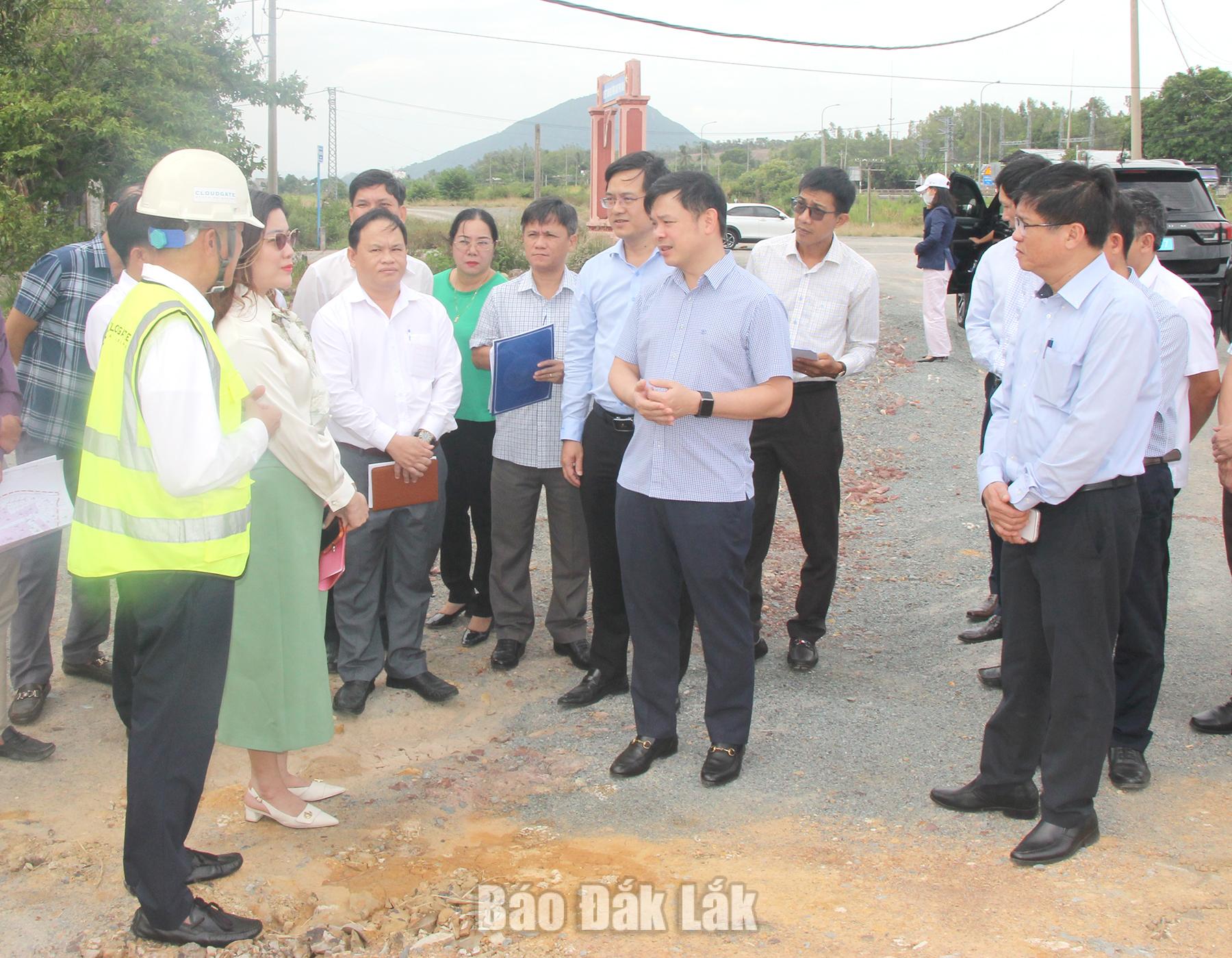 Chủ tịch UBND tỉnh Đỗ Hữu Huy kiểm tra tại Dự án Khu nhà ở xã hội An Phú.
