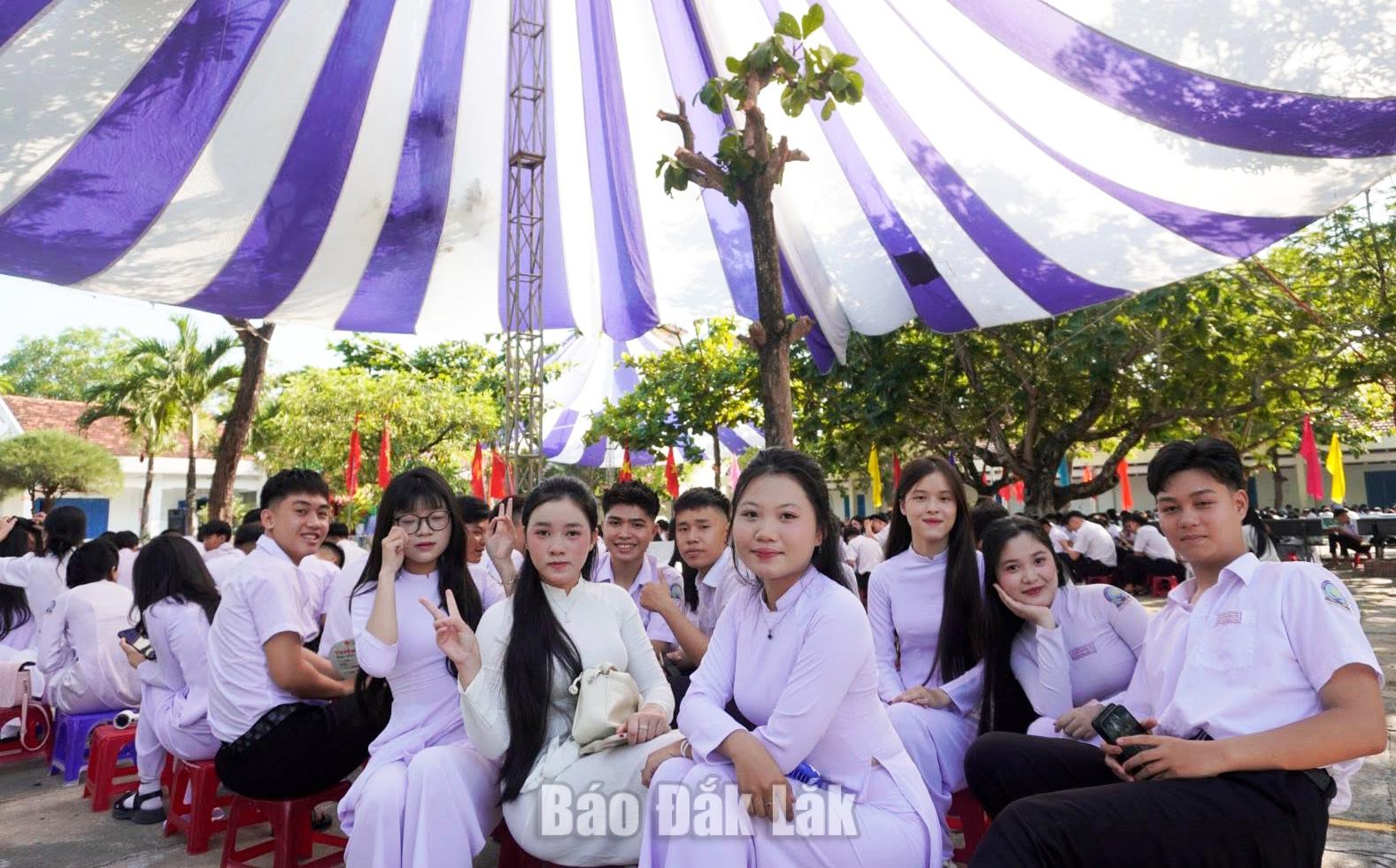 Học sinh Trường THPT Nguyễn Trường Tộ (phường Phú Yên) trong hoạt động ngoại khóa của trường.