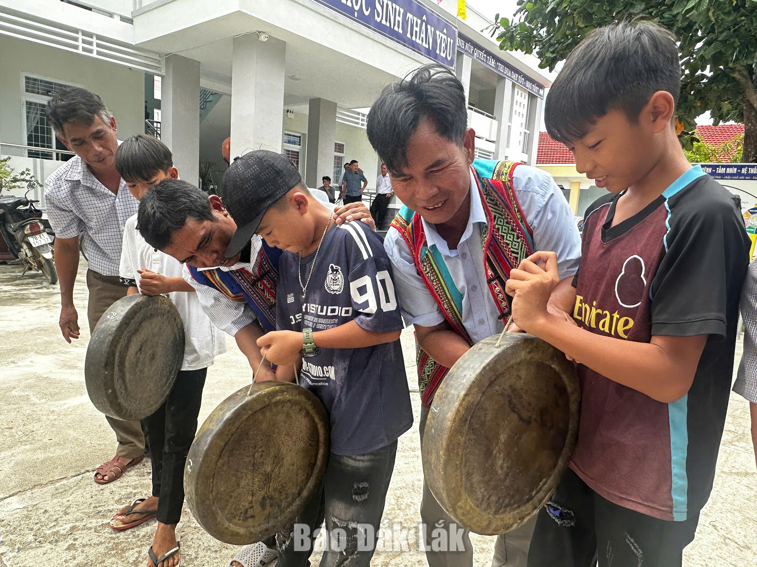 Truyền dạy kỹ năng thực hành cồng chiêng cho học sinh Phú Mỡ 1 Các em học sinh học cách sử dụng và đánh chiêng.