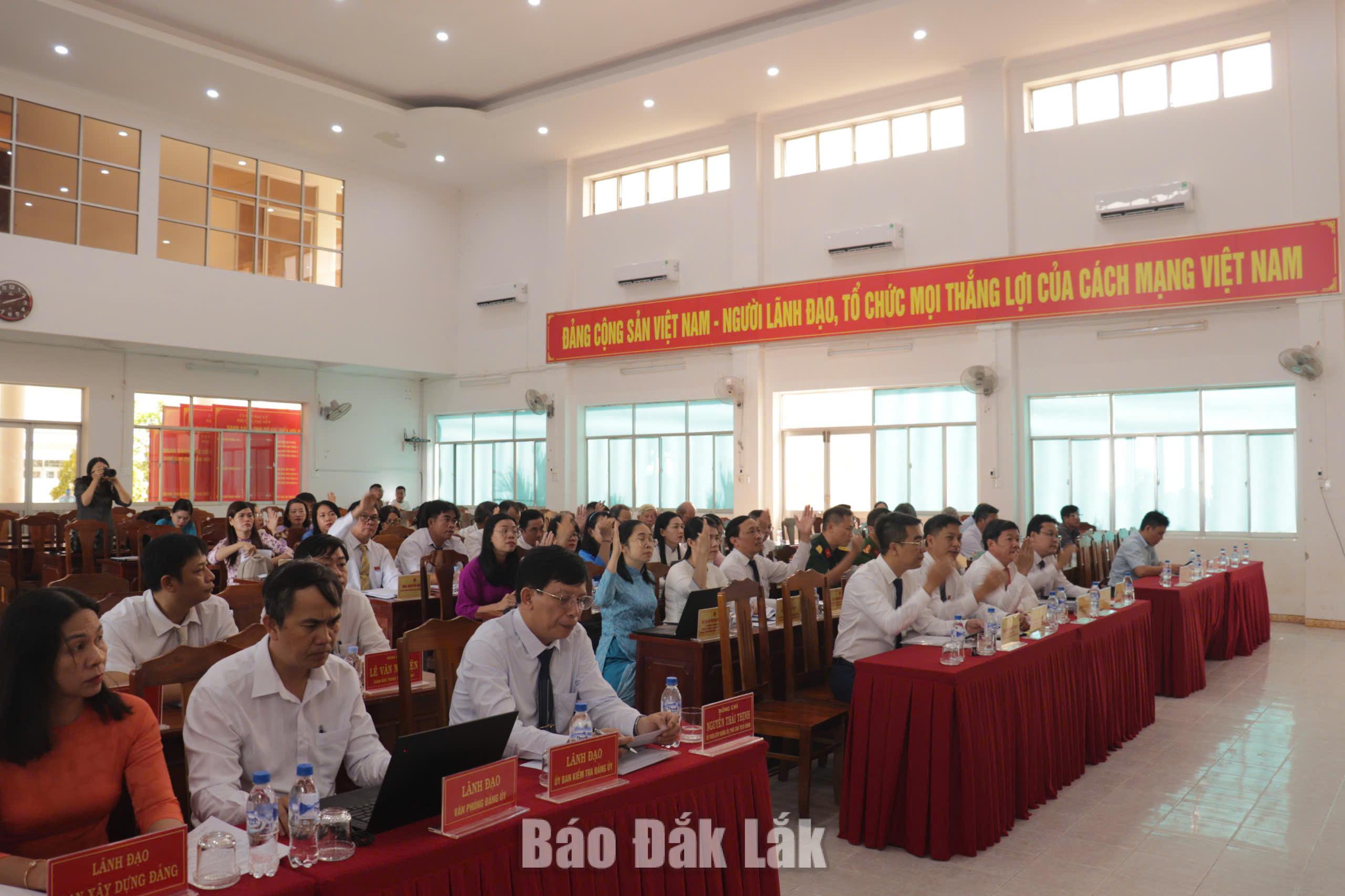 Phường Phú Yên: Tổng thu ngân sách nhà nước đạt trên 80,3 tỷ đồng 2 Các đại biểu biểu quyết thông qua một số nội dung tại kỳ họp.