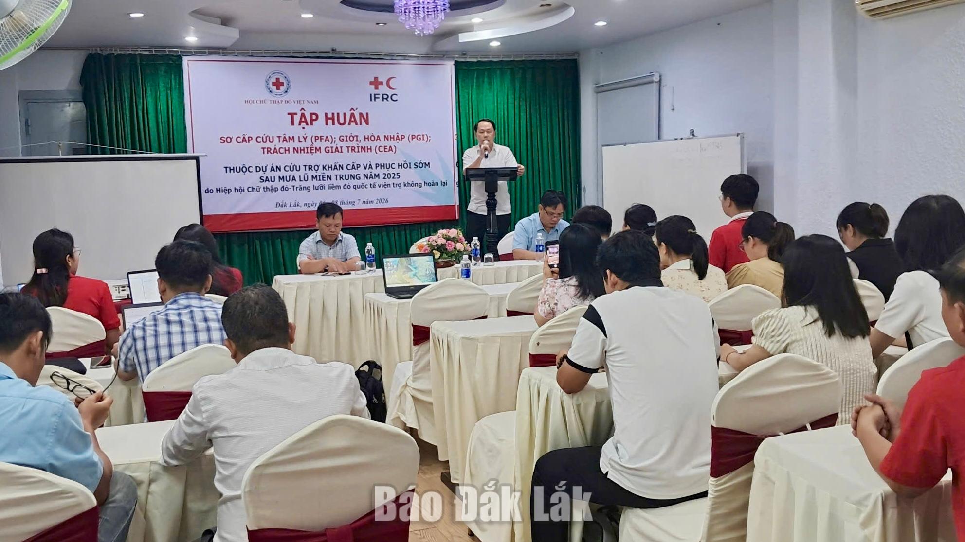 Tập huấn về sơ cứu tâm lý, bảo vệ, giới và hòa nhập 1 Quang cảnh tập huấn.